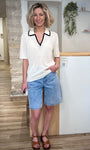 Look moderne avec polo ivoire et bermuda en jean