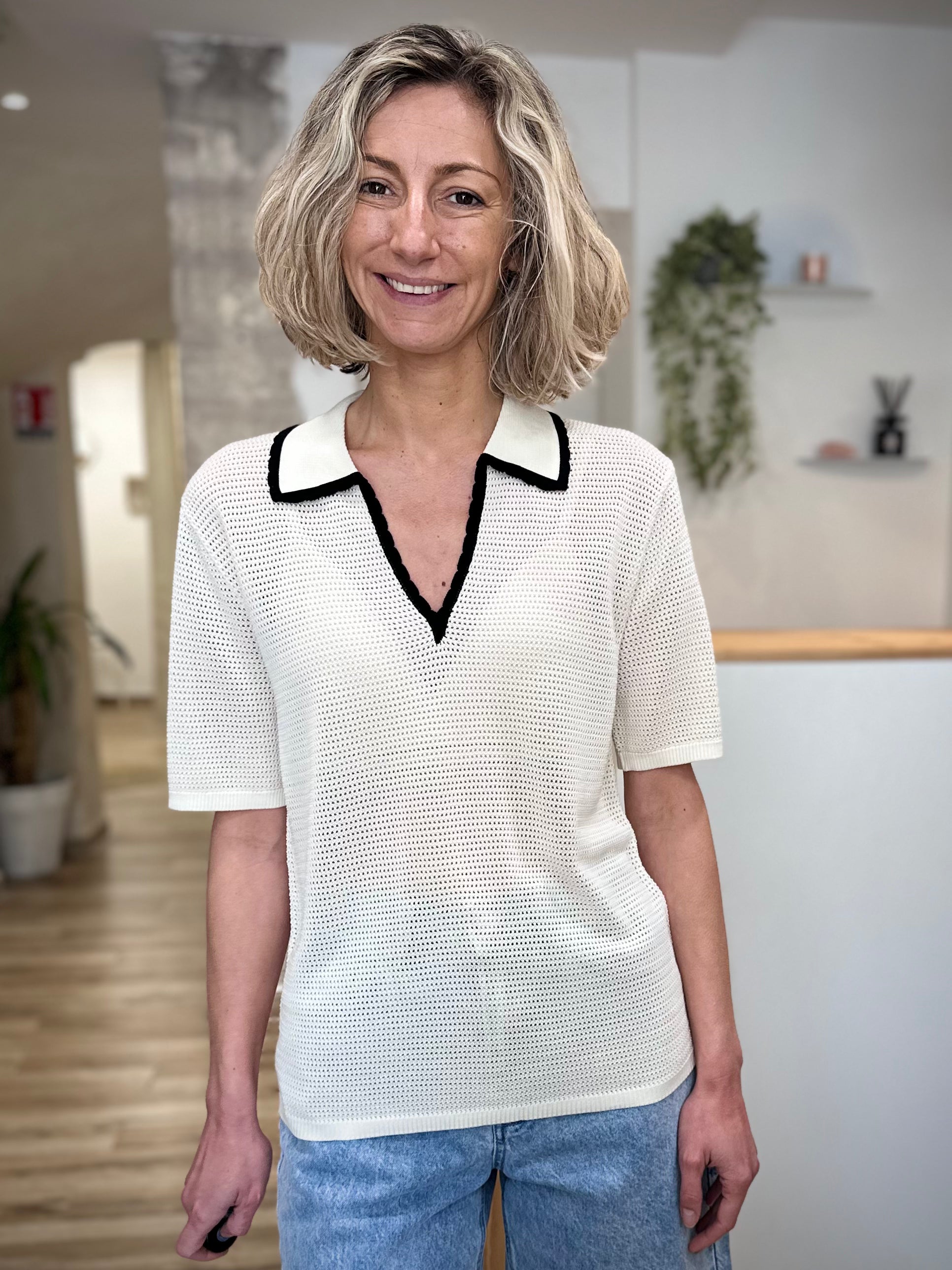 Polo ivoire femme coupe droite élégante 