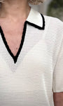 Détail col contrasté noir polo femme élégant 