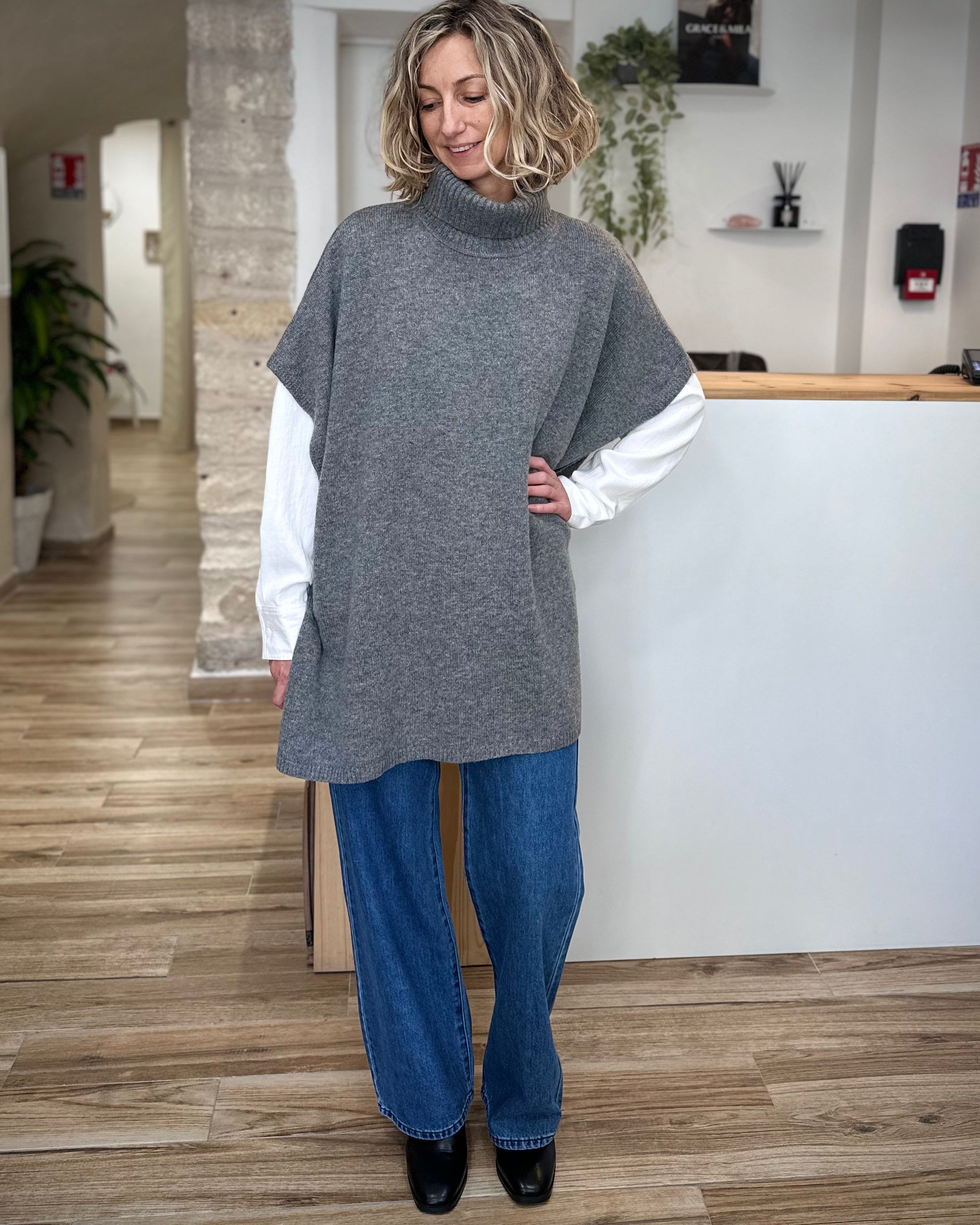 Poncho long ample en maille douce couleur anthracite