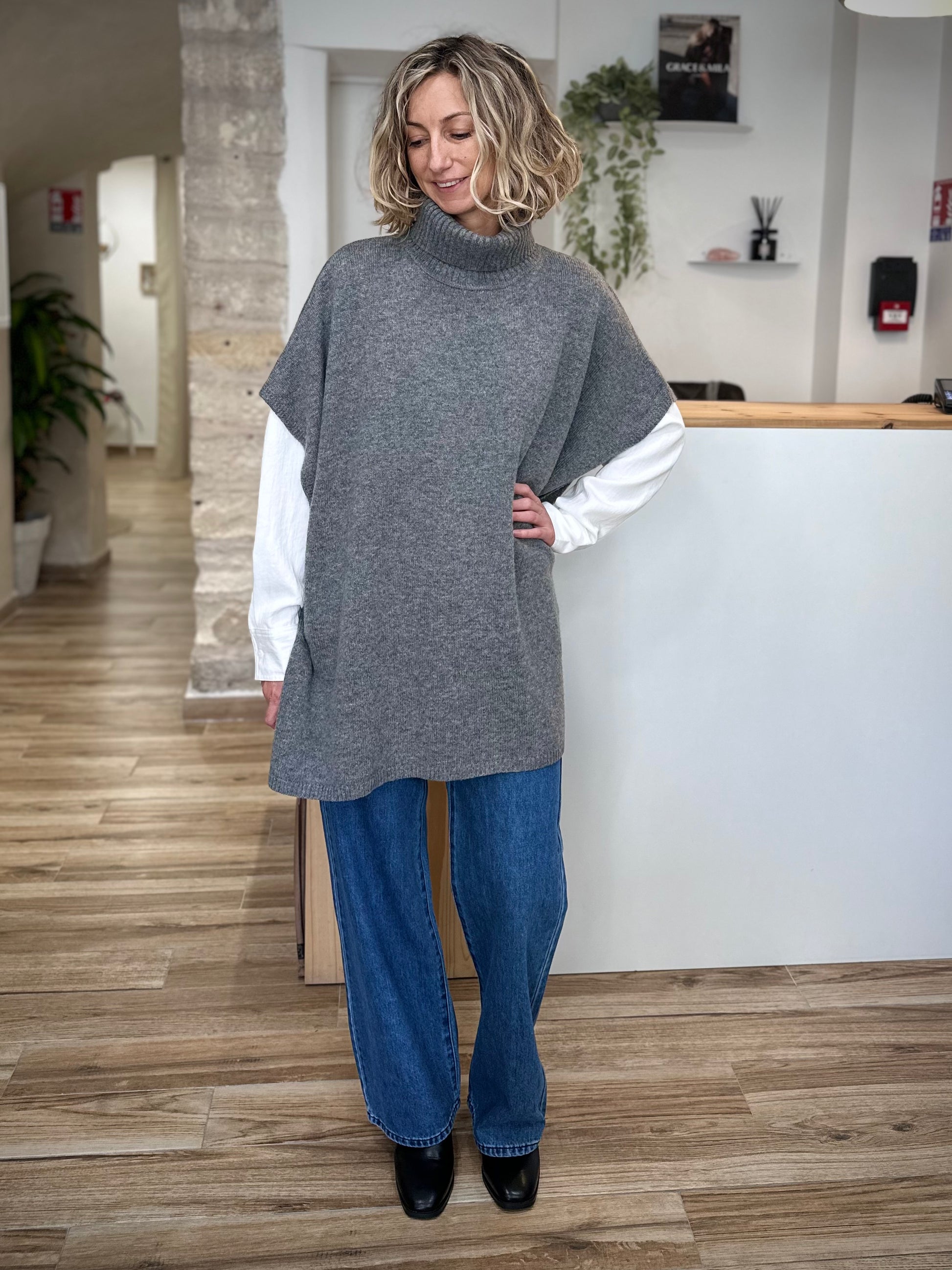 Poncho long ample en maille douce couleur anthracite