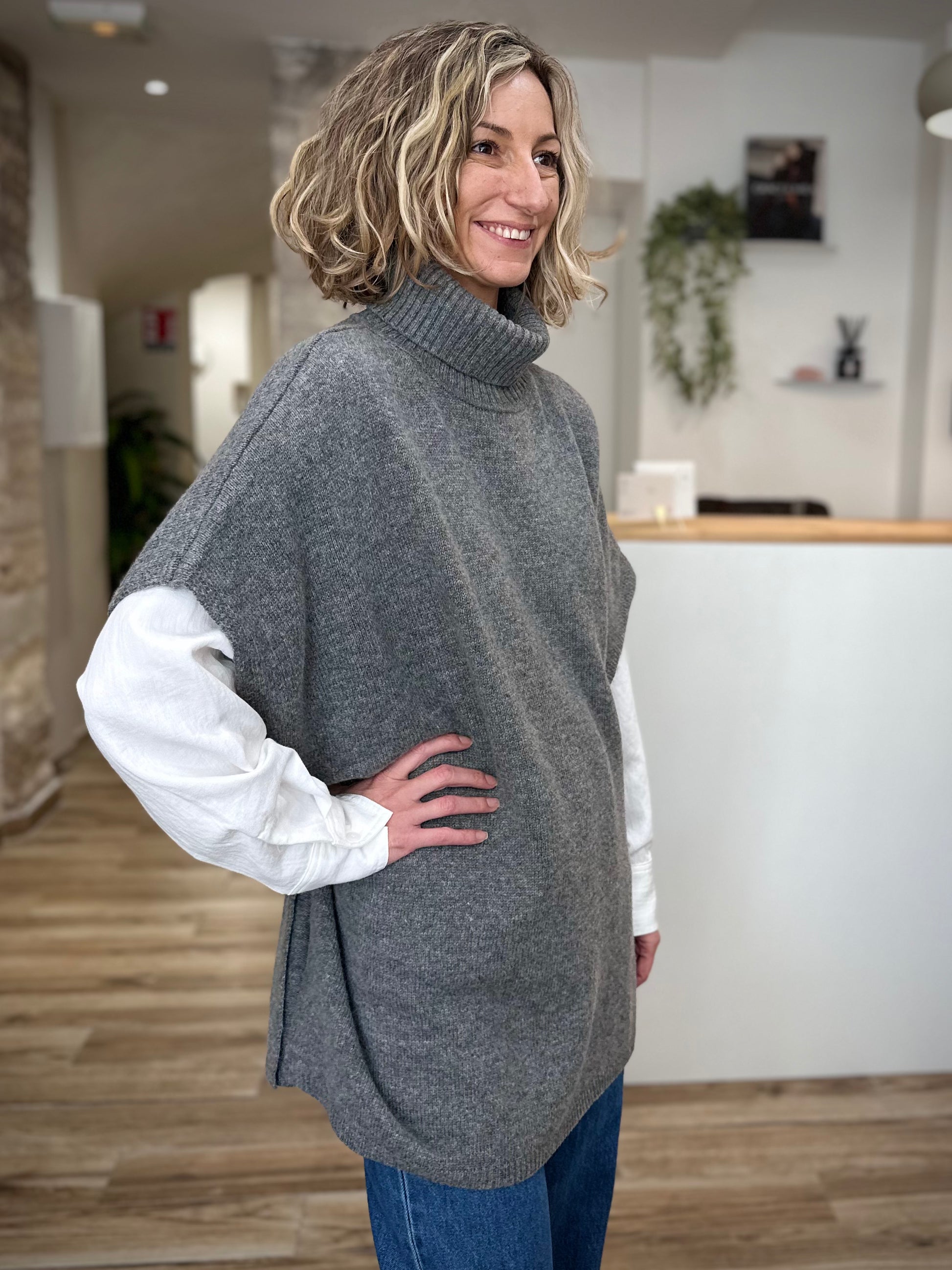 Vue de côté du poncho anthracite avec fentes boutonnées