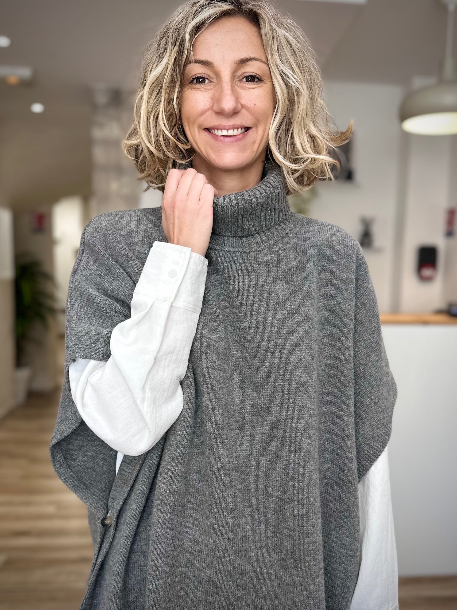 Détail du col roulé sur le poncho SAISON