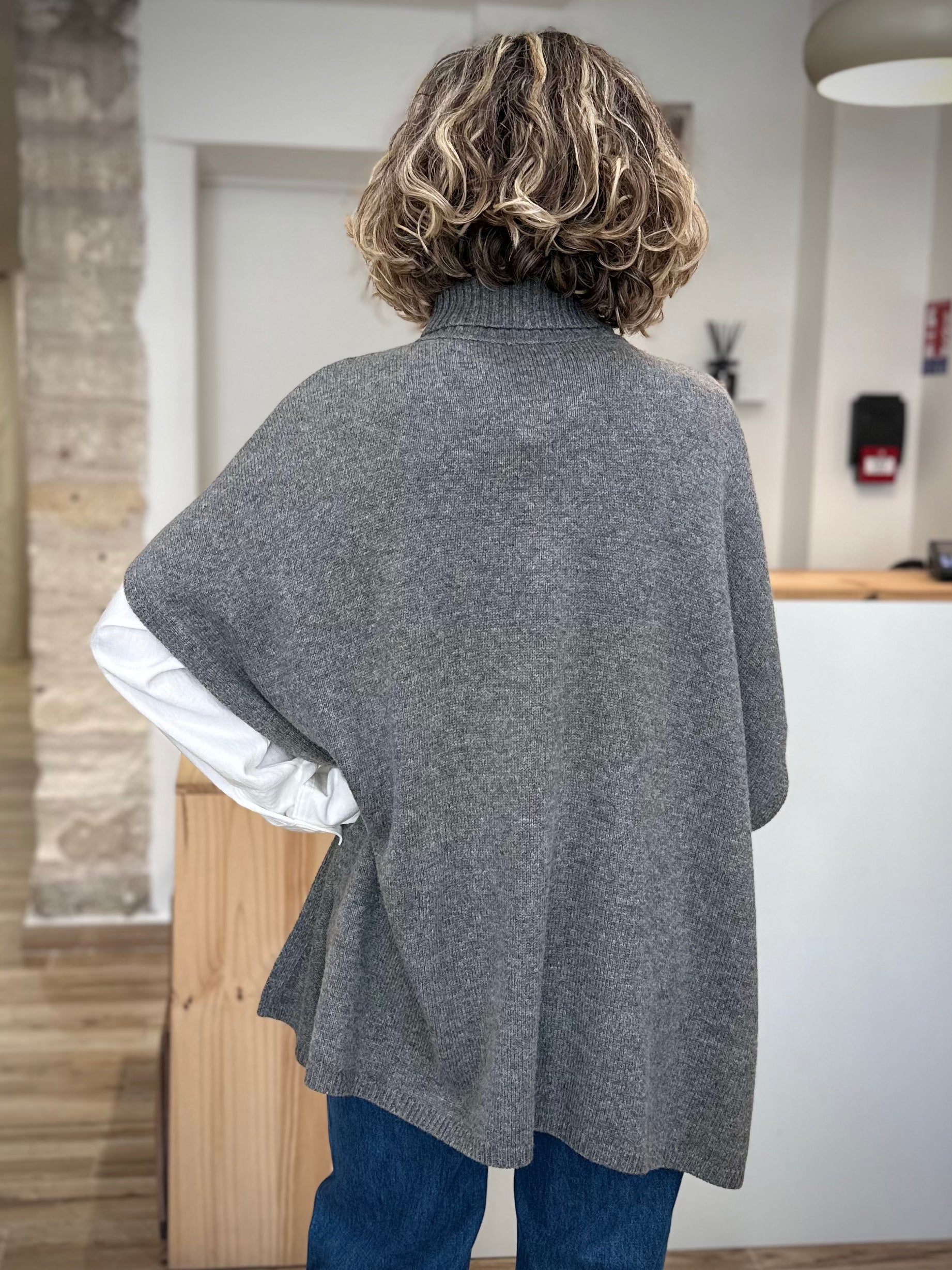 Vue de dos poncho anthracite fluide