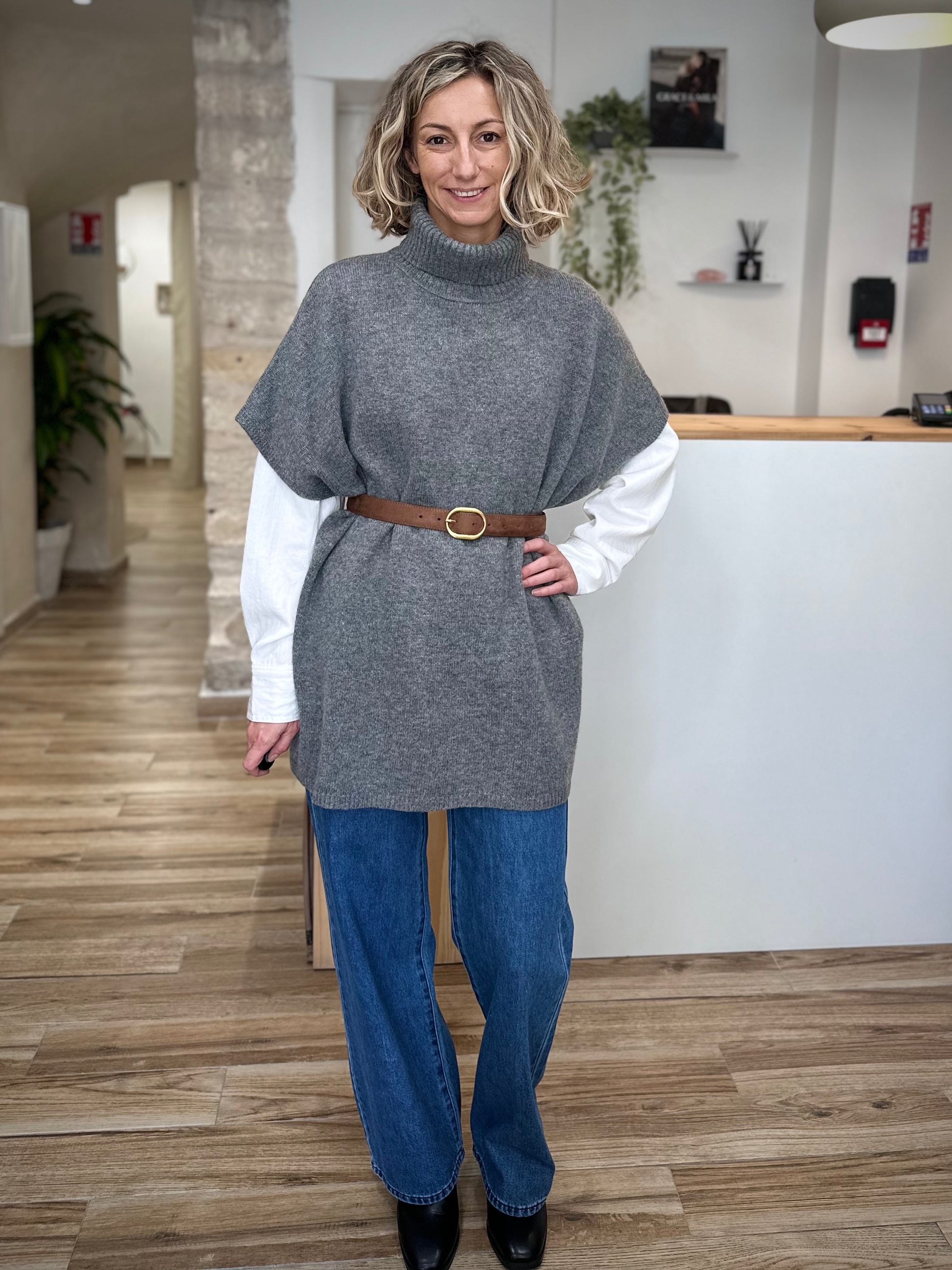 Look d’hiver avec poncho en maille et jean 