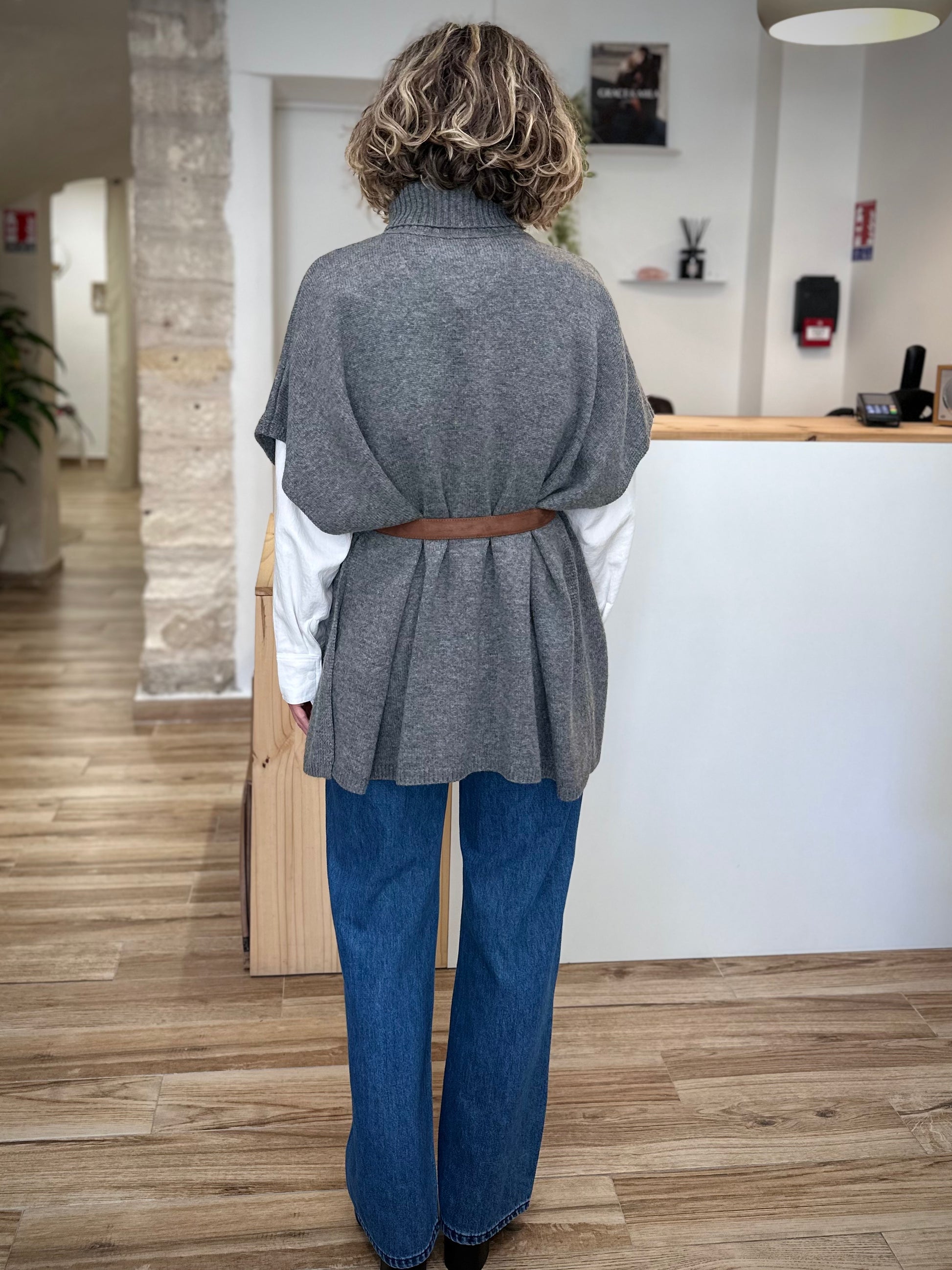 Vue de dos poncho anthracite fluide avec ceinture