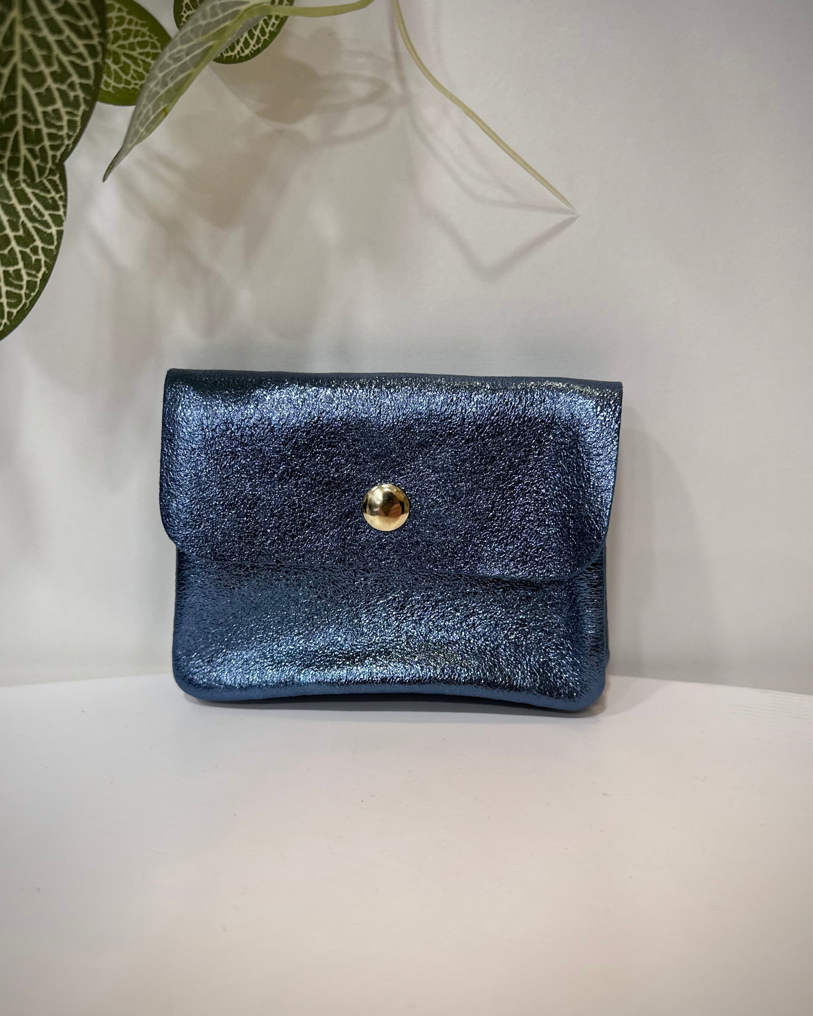 Porte-monnaie en cuir bleu jeans modèle Solea sur fond clair