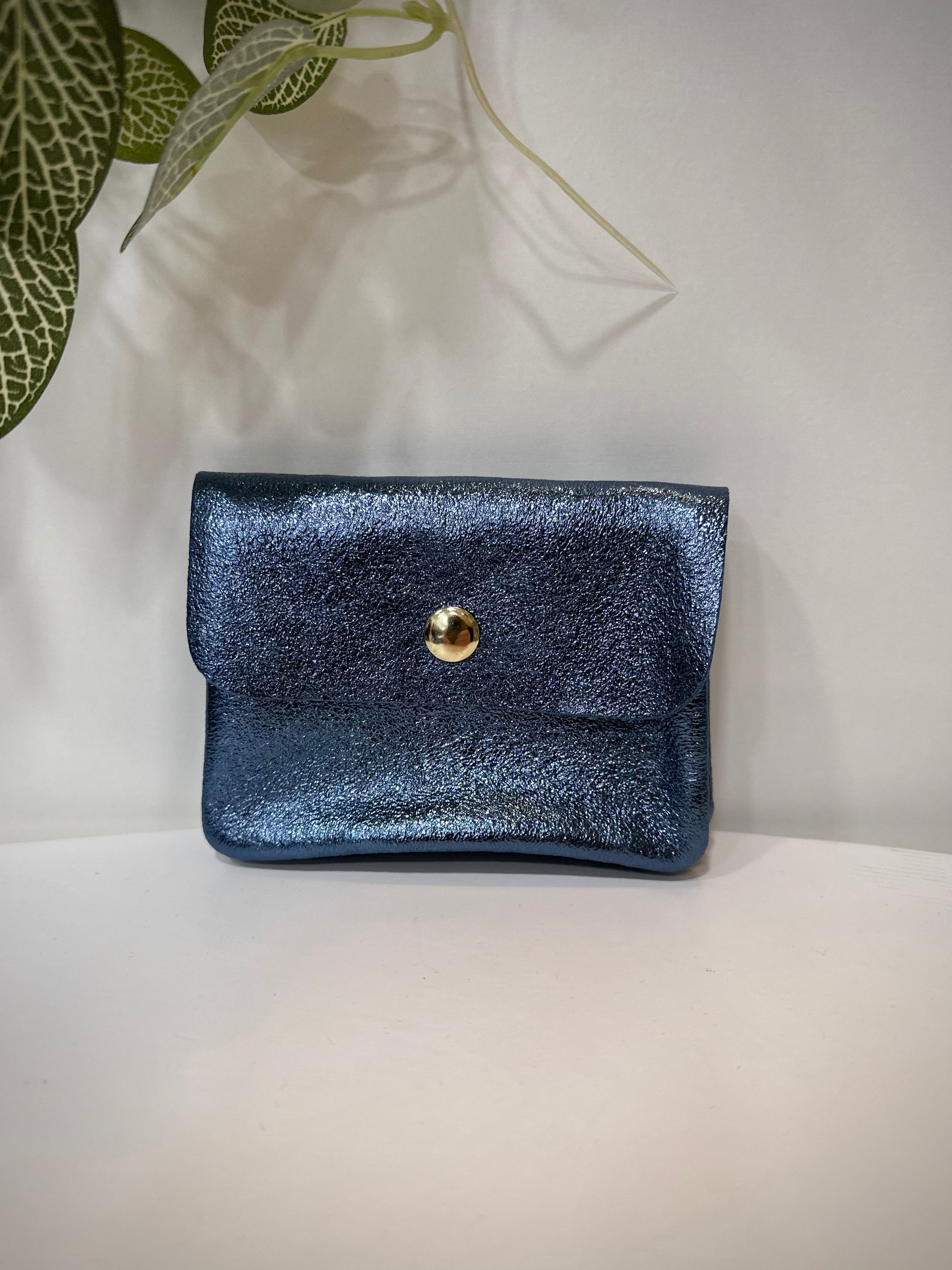 Porte-monnaie en cuir bleu jeans modèle Solea sur fond clair