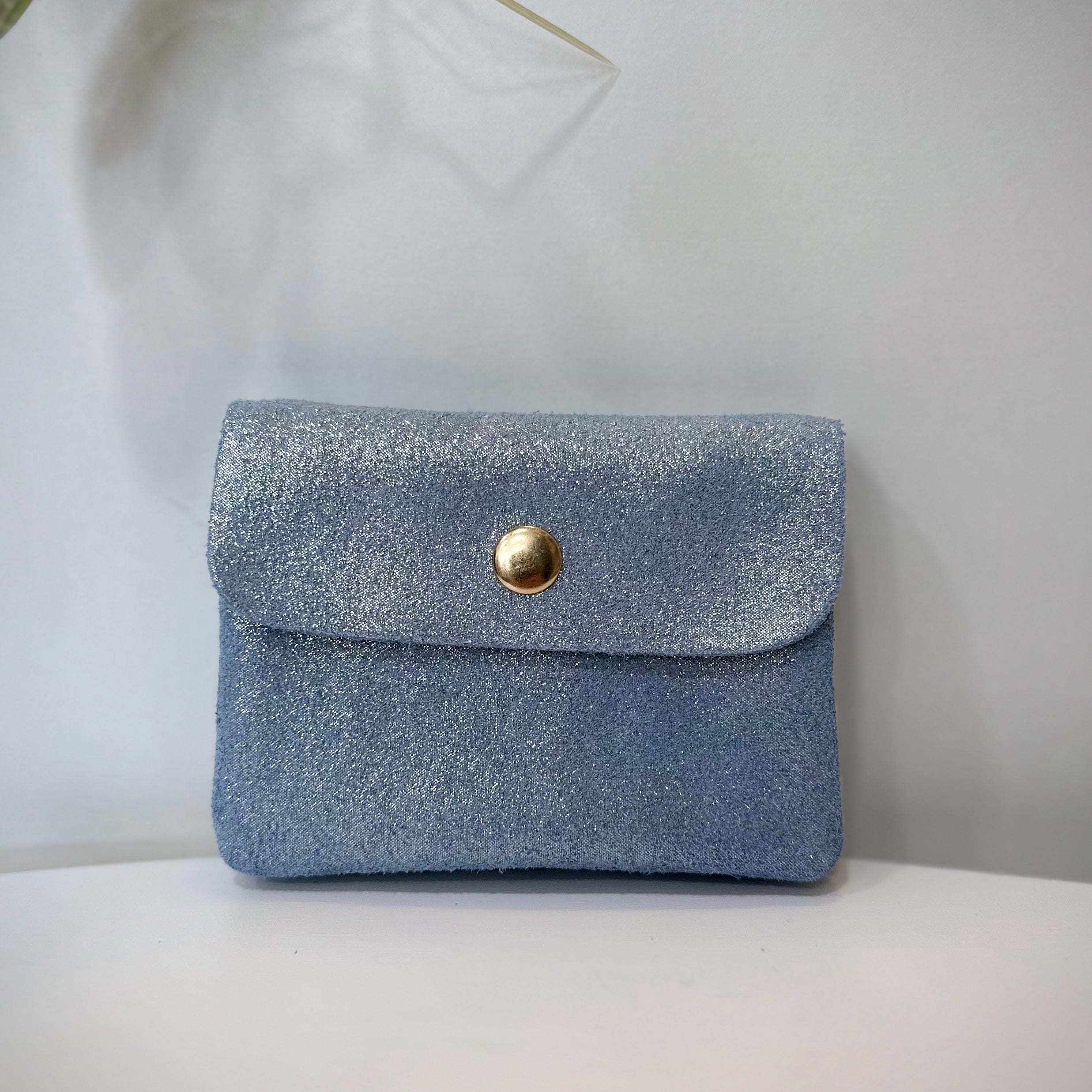 Porte-monnaie en cuir bleu ciel modèle Solea sur fond clair 