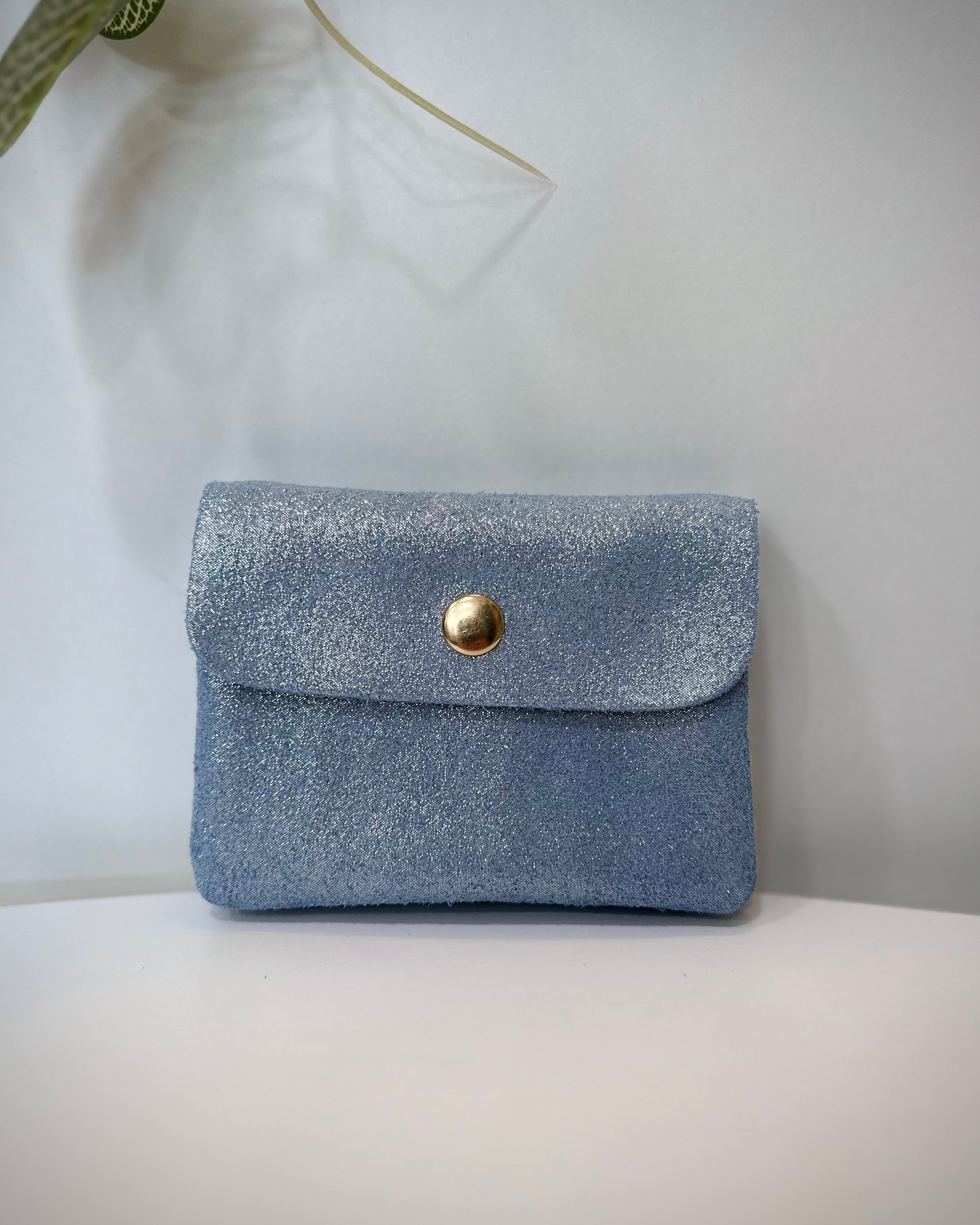 Porte-monnaie en cuir bleu ciel modèle Solea sur fond clair 