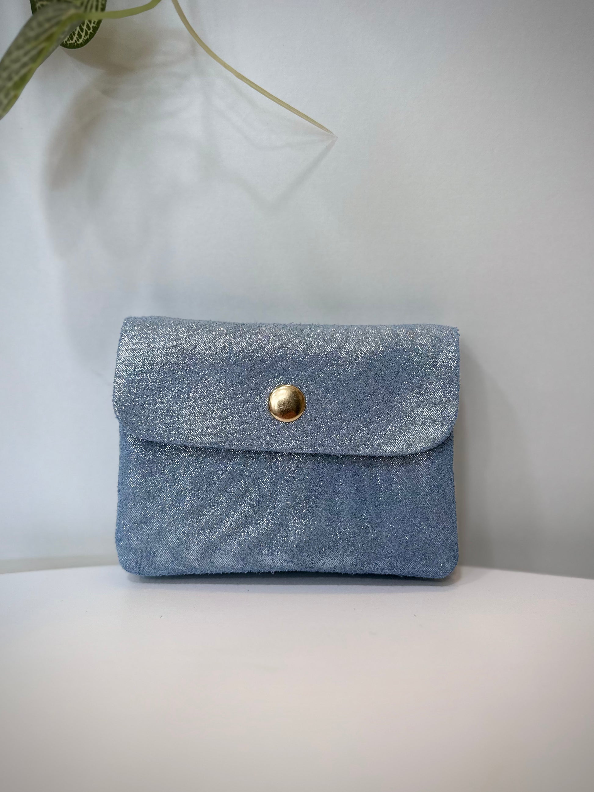 Porte-monnaie en cuir bleu ciel modèle Solea sur fond clair 