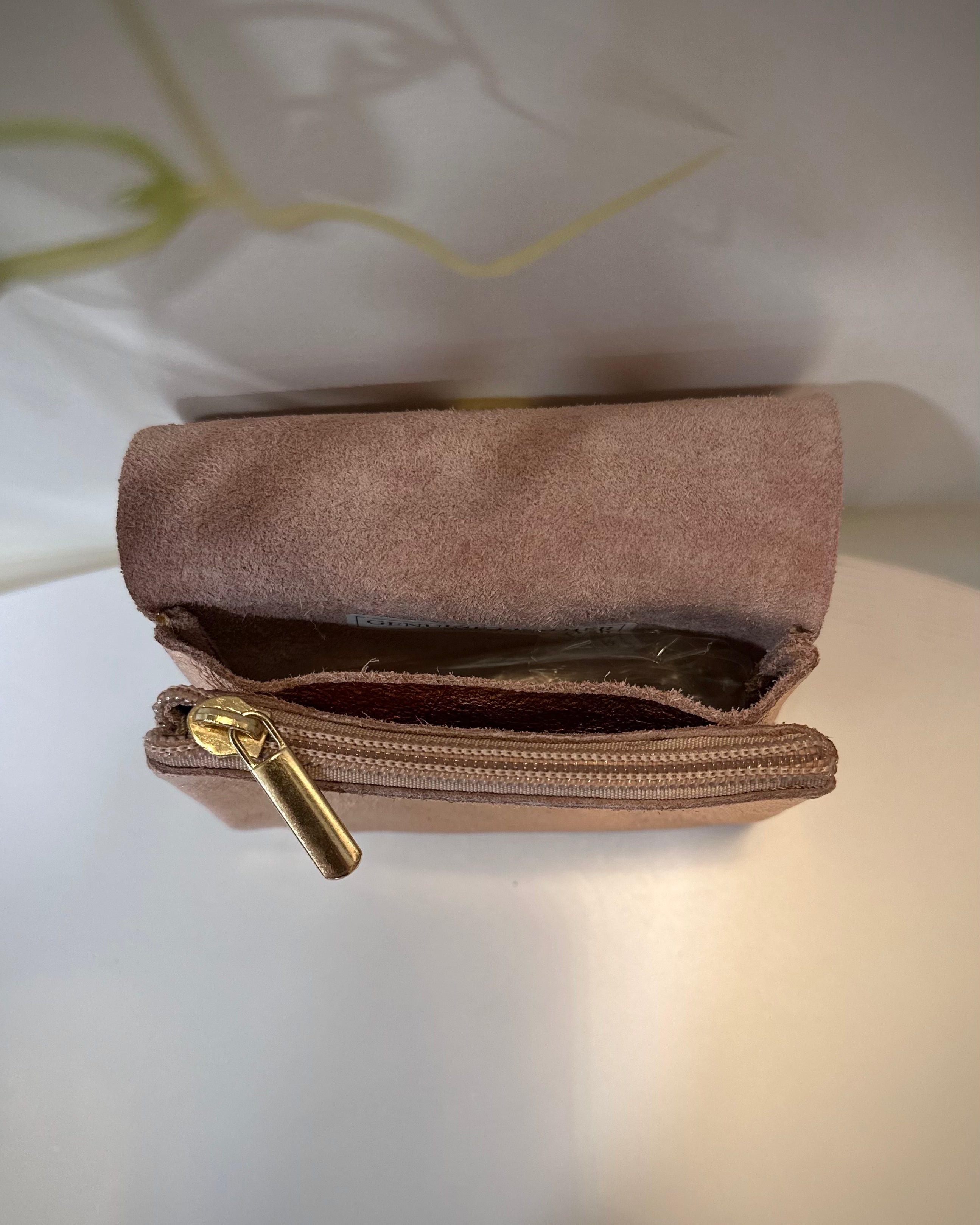 Porte-monnaie femme nude ouvert avec compartiments visibles