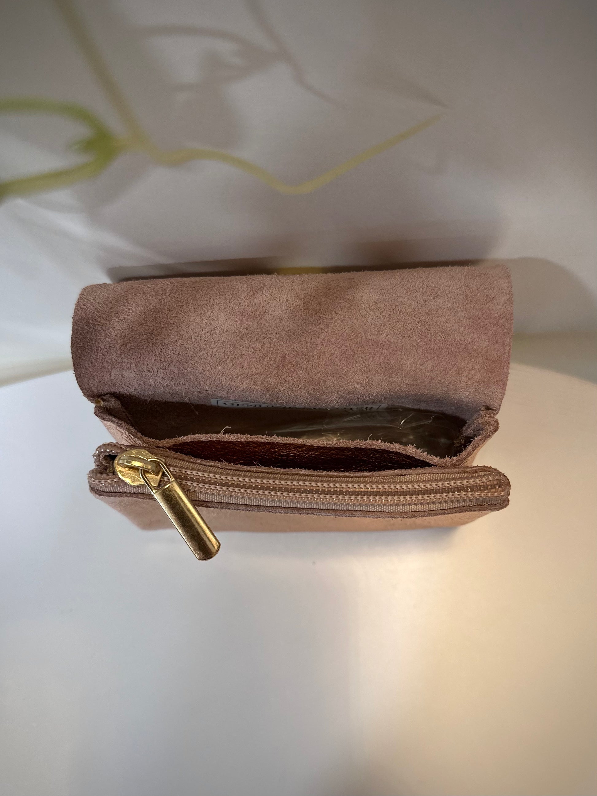 Porte-monnaie femme nude ouvert avec compartiments visibles