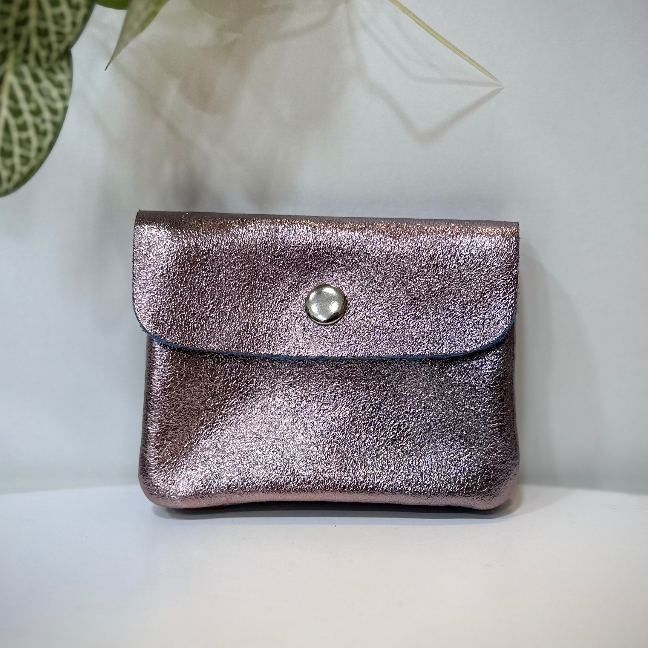 Porte-monnaie en cuir parme modèle Solea sur fond clair