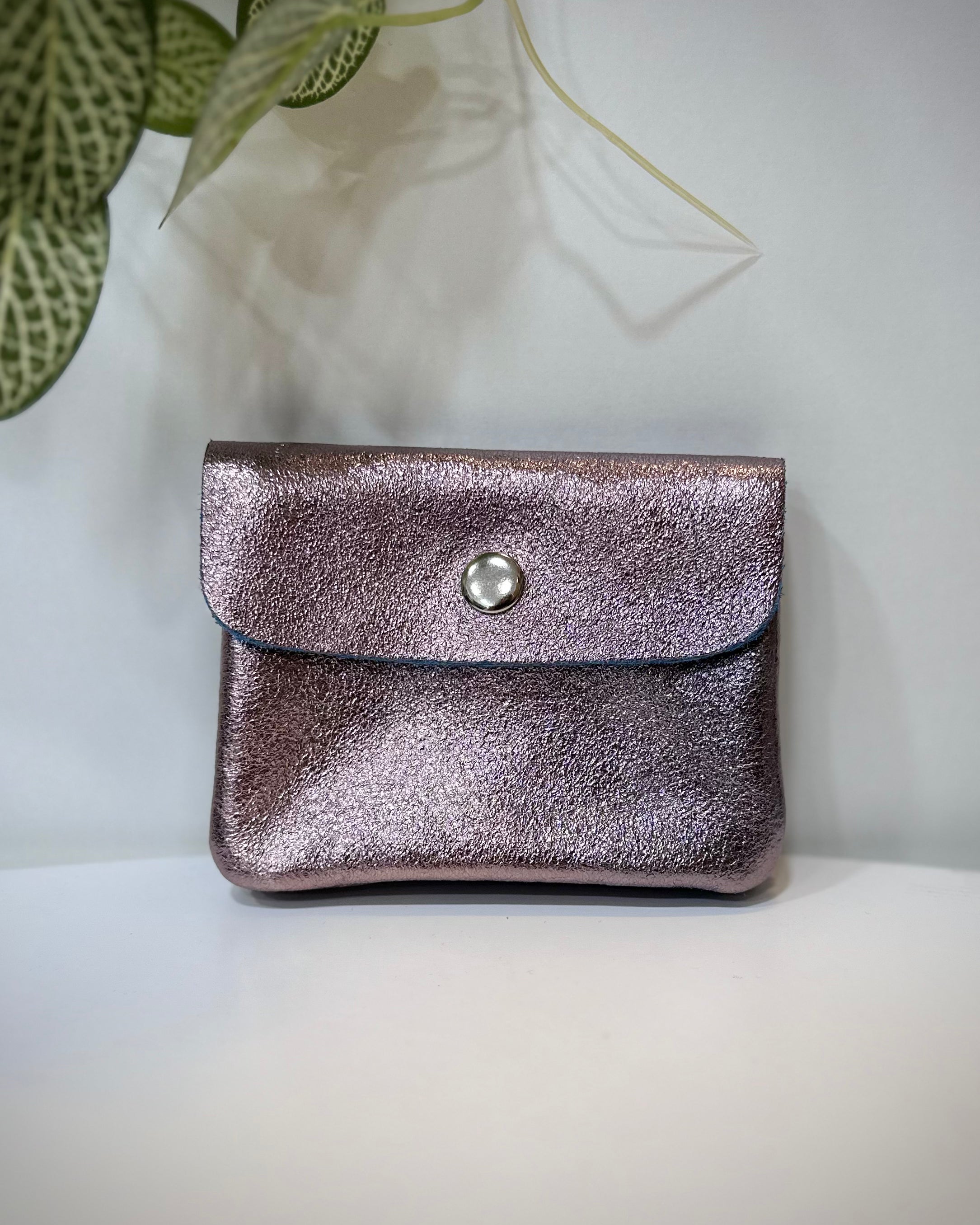 Porte-monnaie en cuir parme modèle Solea sur fond clair