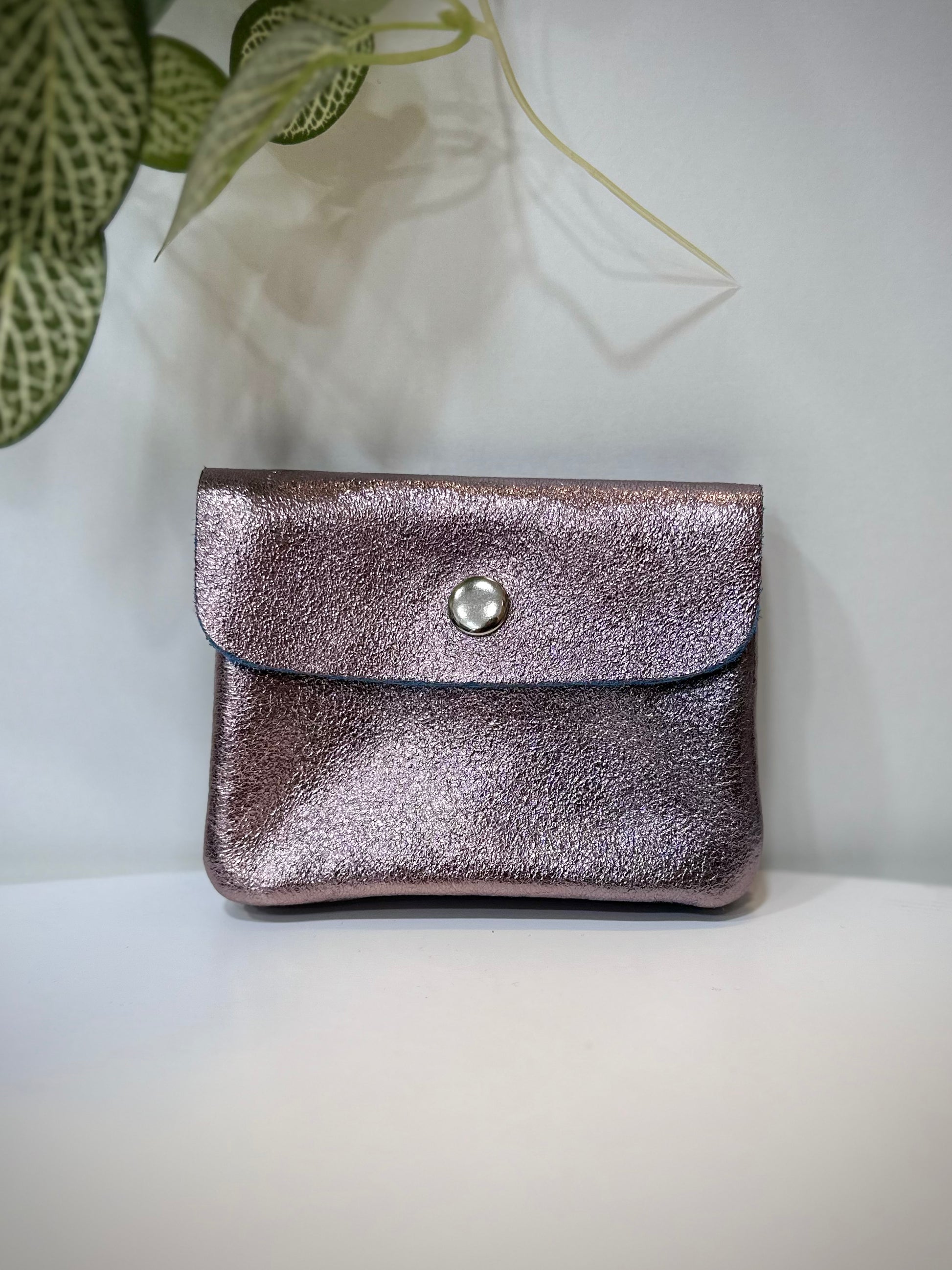 Porte-monnaie en cuir parme modèle Solea sur fond clair