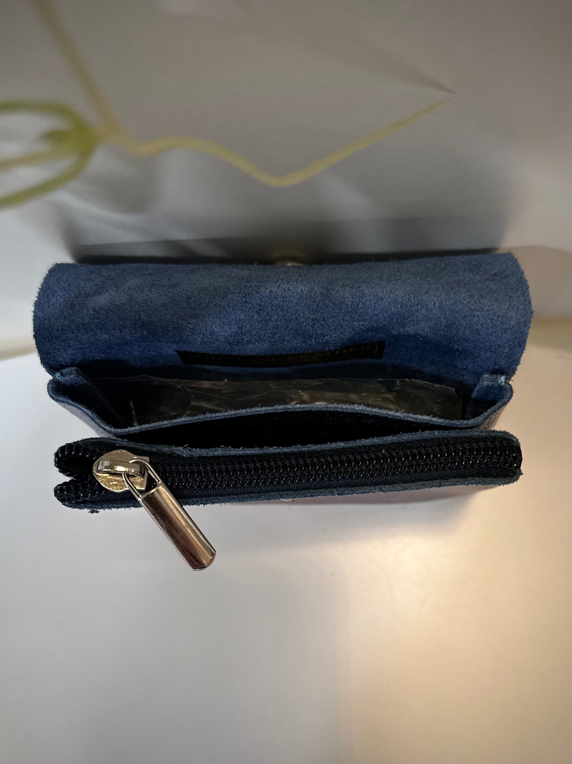 Porte-monnaie parme ouvert montrant les compartiments