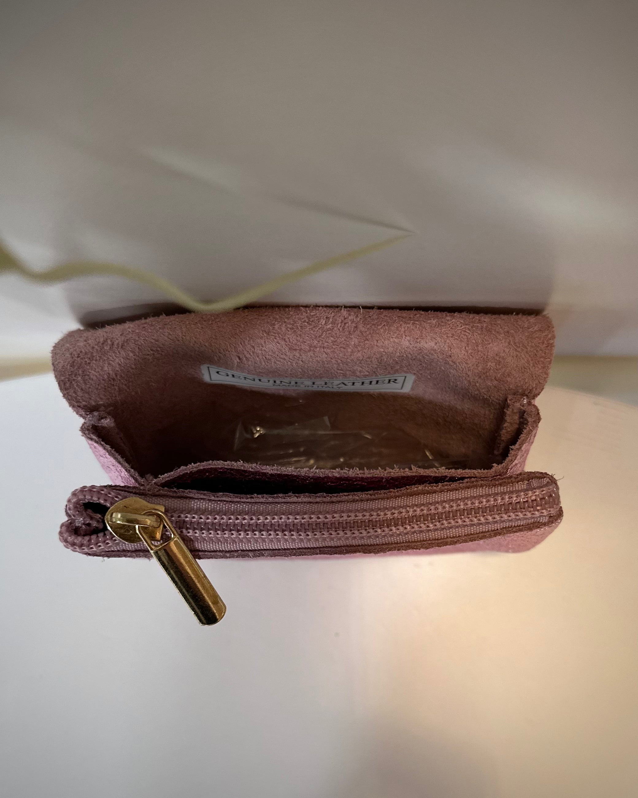 Porte-monnaie rose ouvert montrant les compartiments