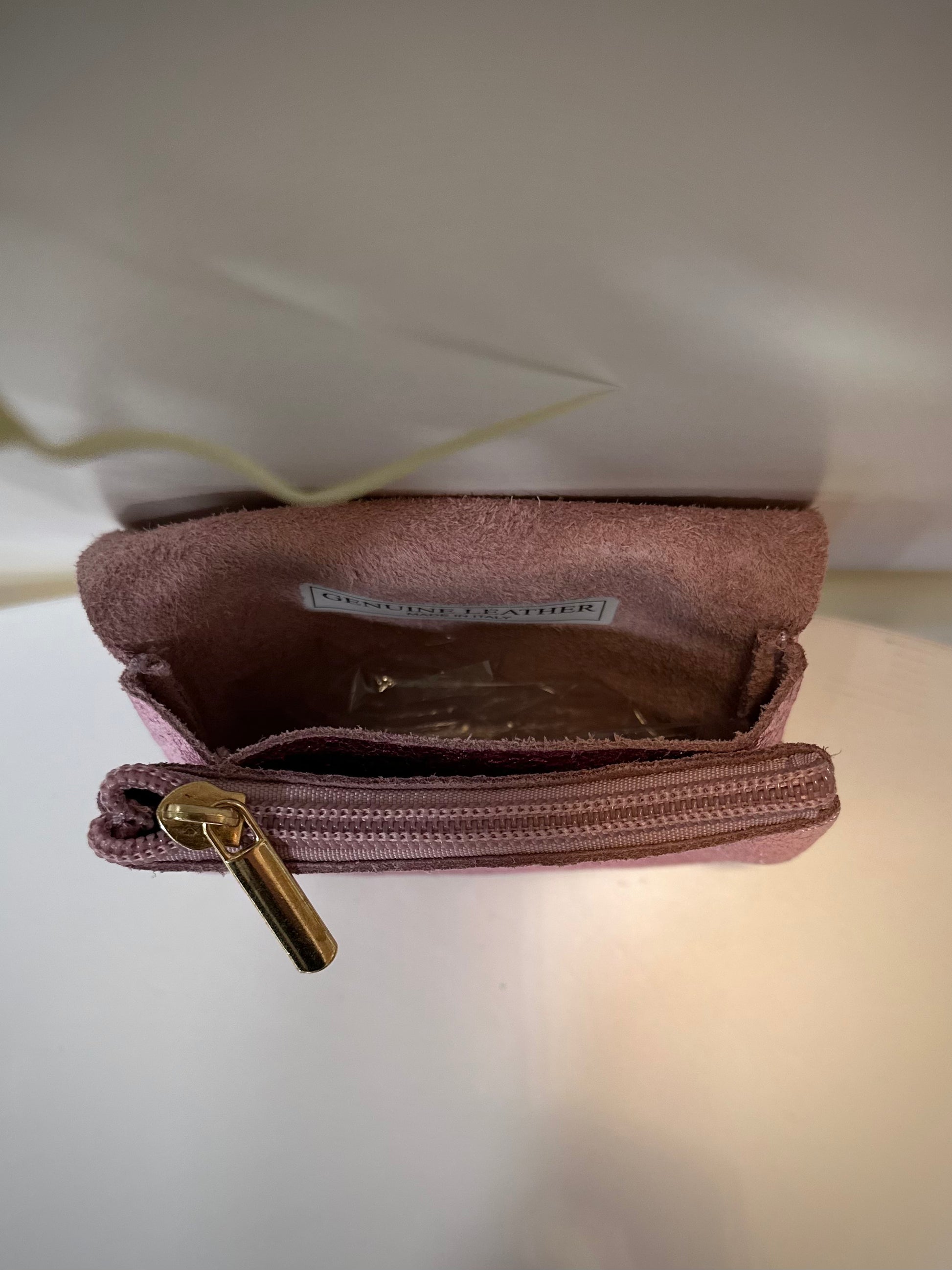 Porte-monnaie rose ouvert montrant les compartiments