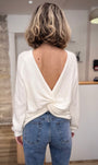 Gros plan sur le décolleté en V au dos du pull Anthemis