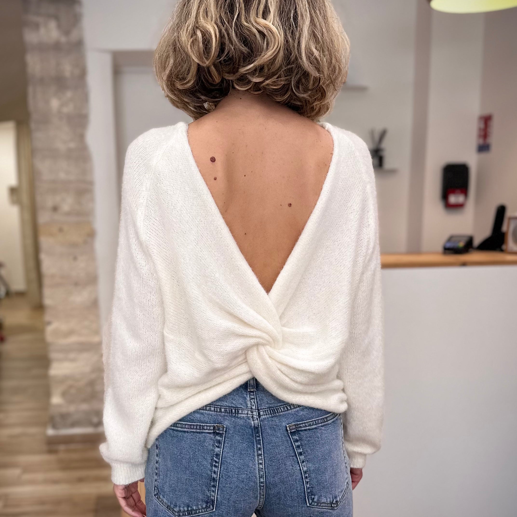 Gros plan sur le décolleté en V au dos du pull Anthemis