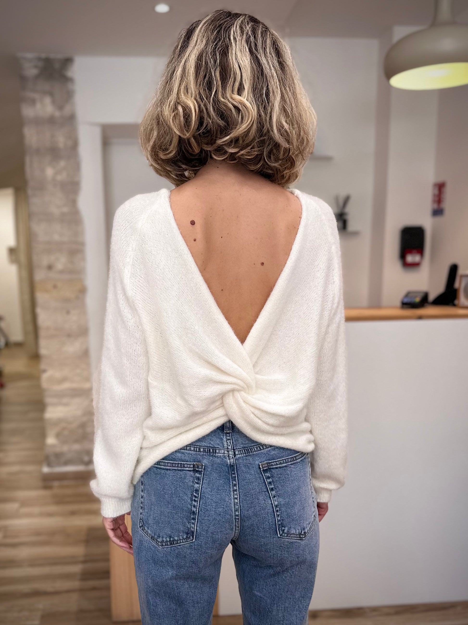Gros plan sur le décolleté en V au dos du pull Anthemis