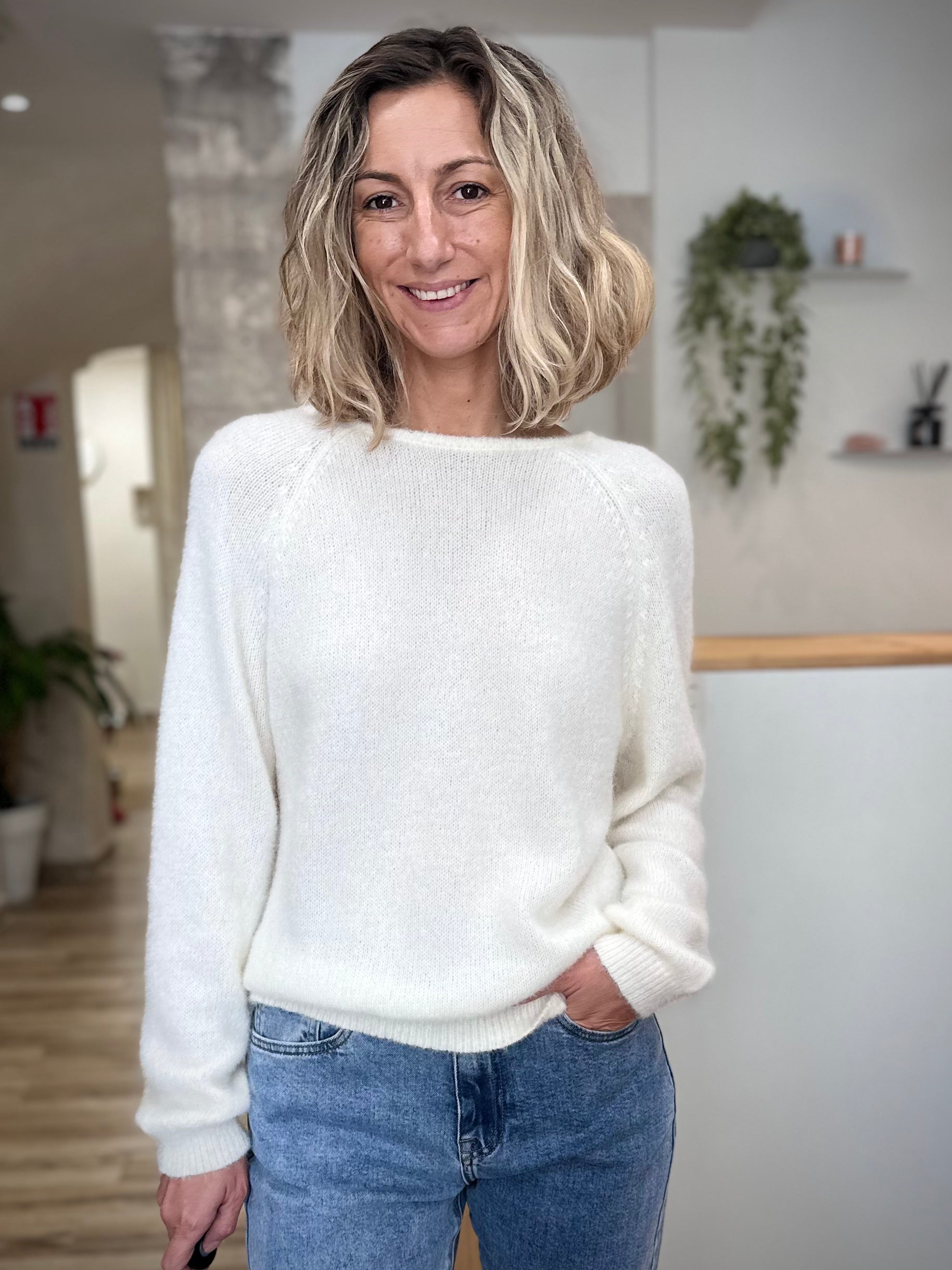Pull ample ivoire en maille pour une silhouette douce et affirmée