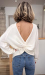 Détail du twist drapé au dos du pull