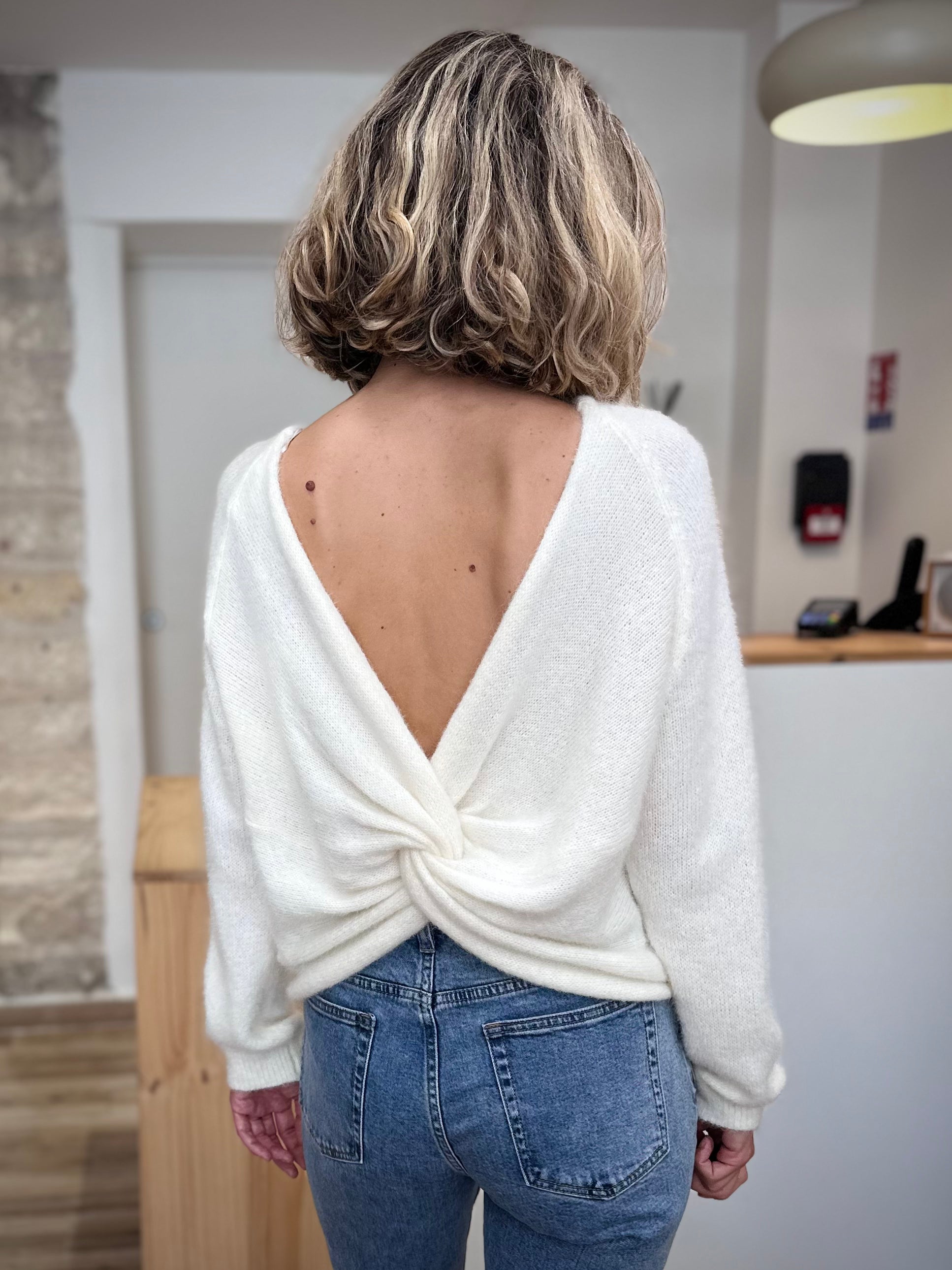 Vue de dos du pull dévoilant le dos nu croisé
