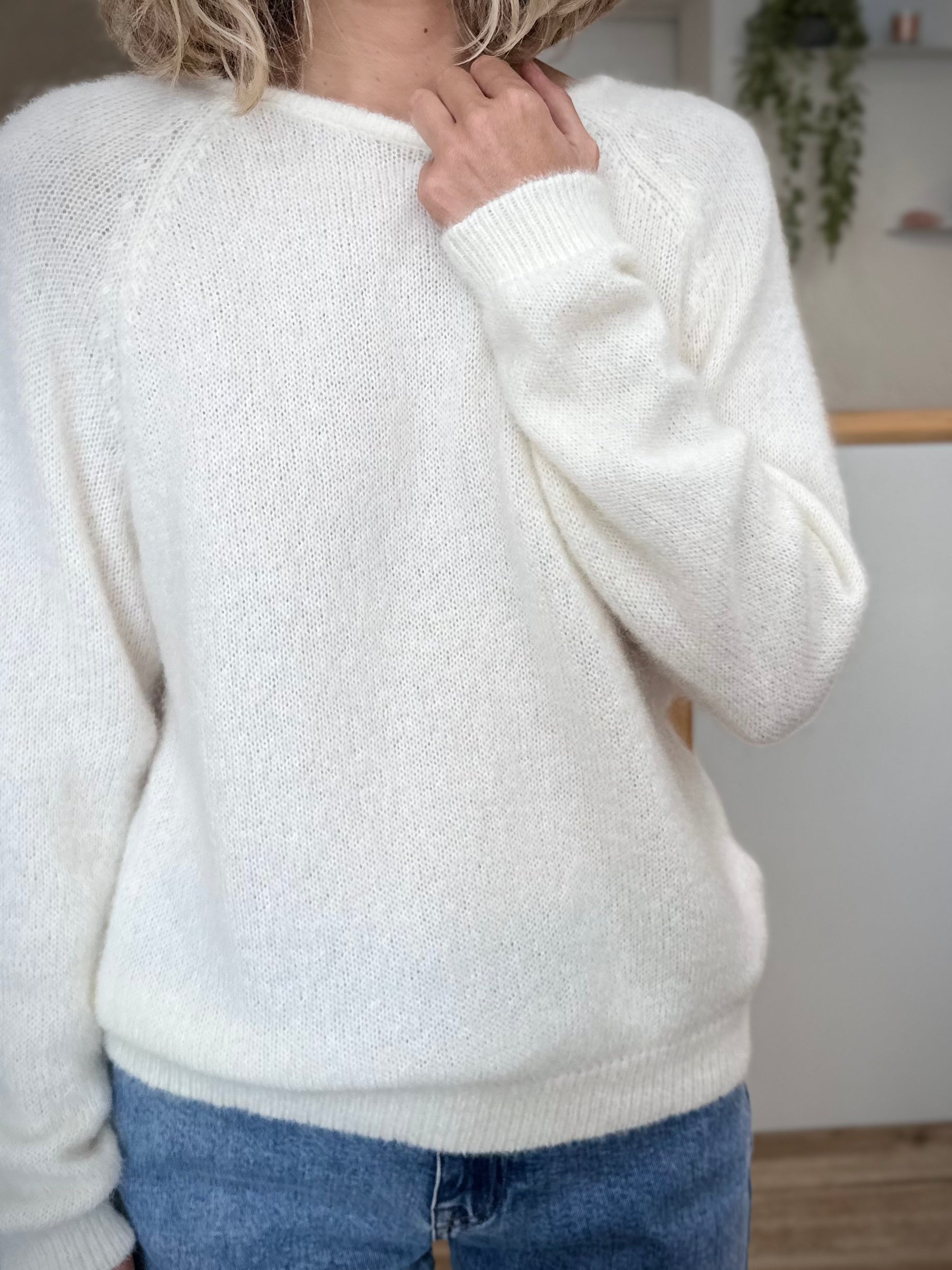 Détail des manches longues raglan du pull ivoire