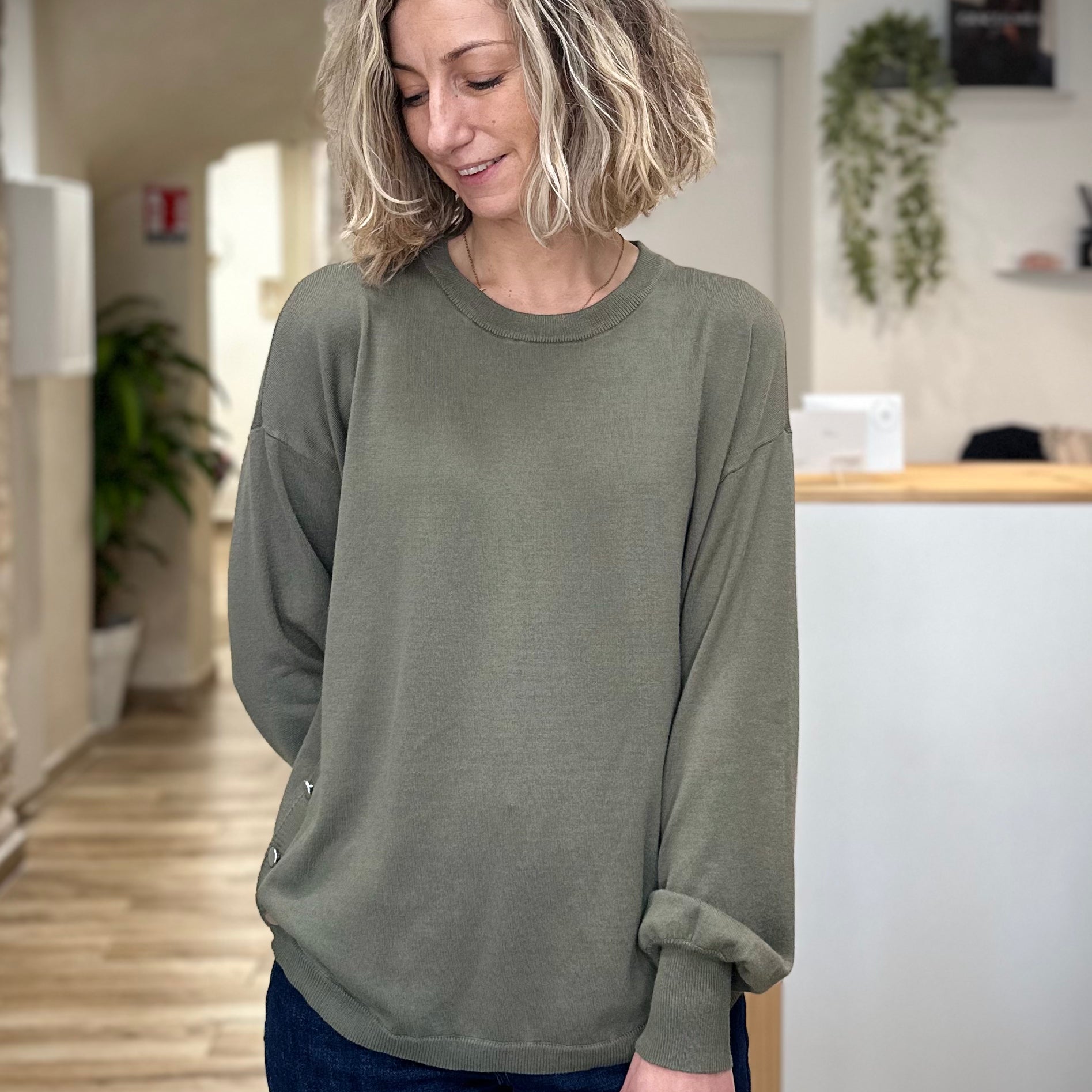 Femme portant un pull kaki en maille douce BESMOCK