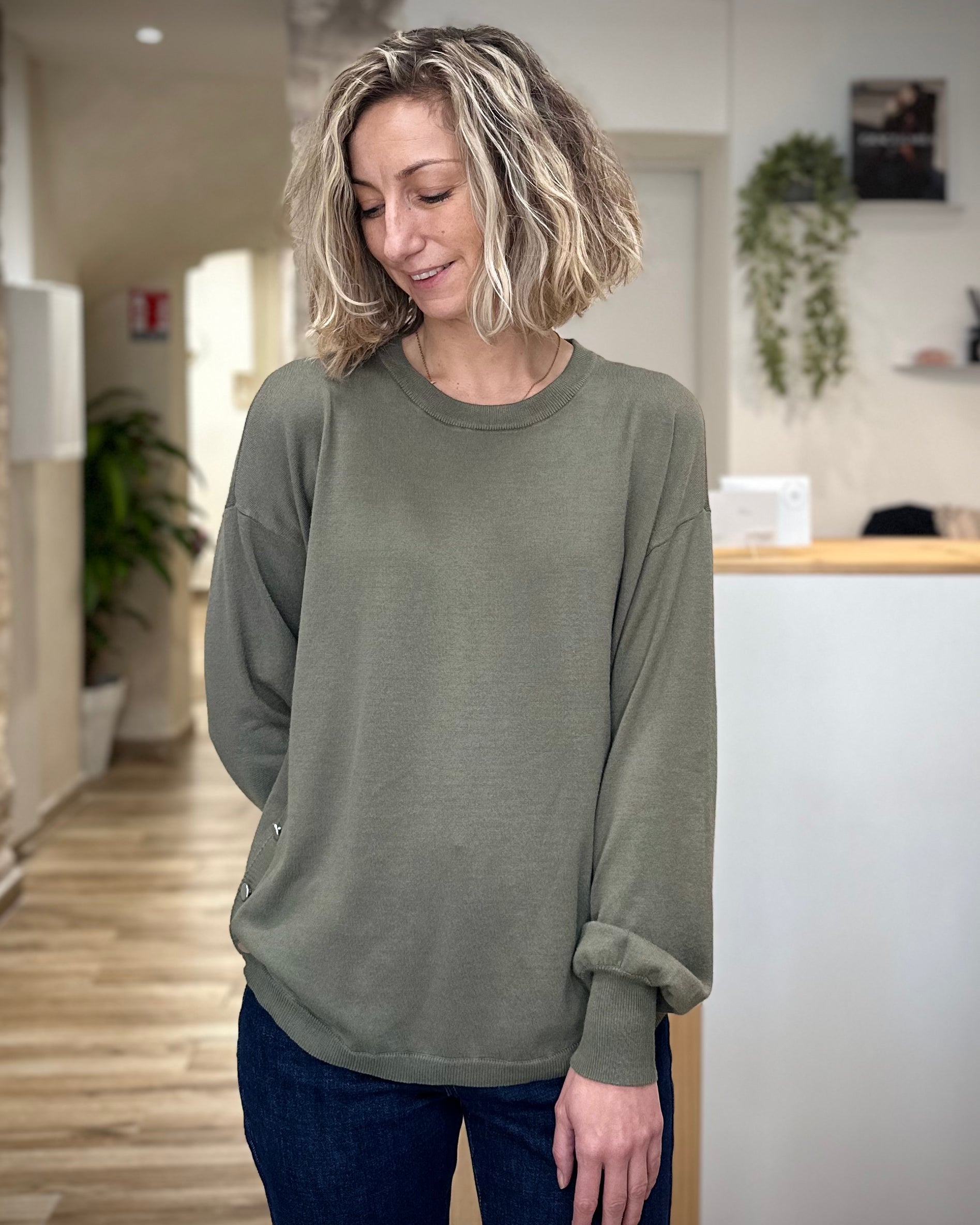 Femme portant un pull kaki en maille douce BESMOCK