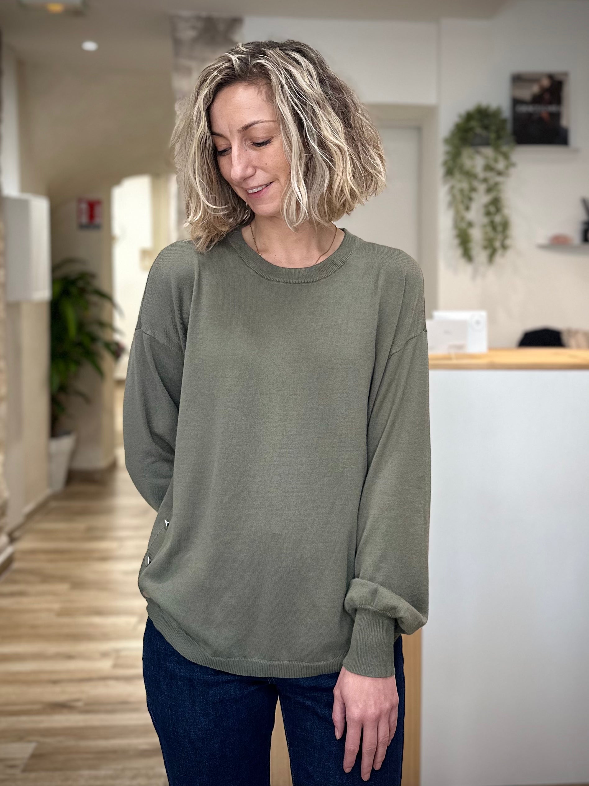 Femme portant un pull kaki en maille douce BESMOCK