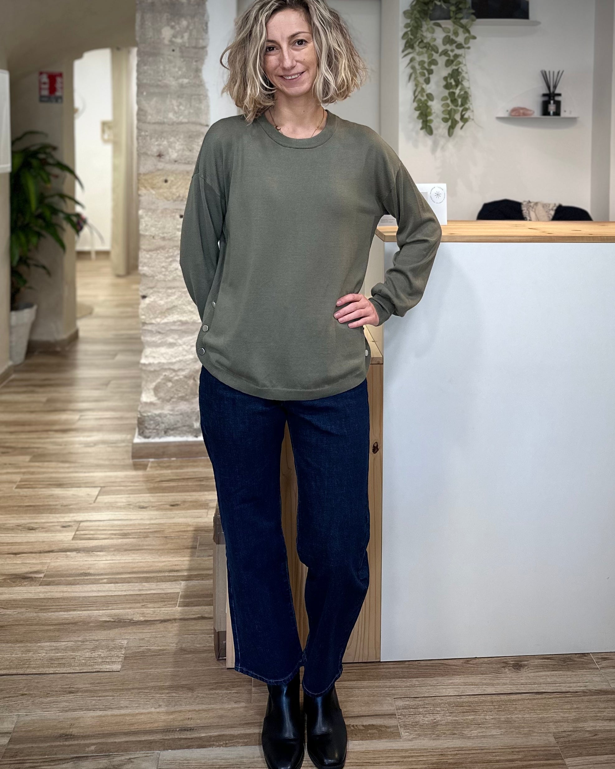 Look casual chic avec pull kaki et jean brut