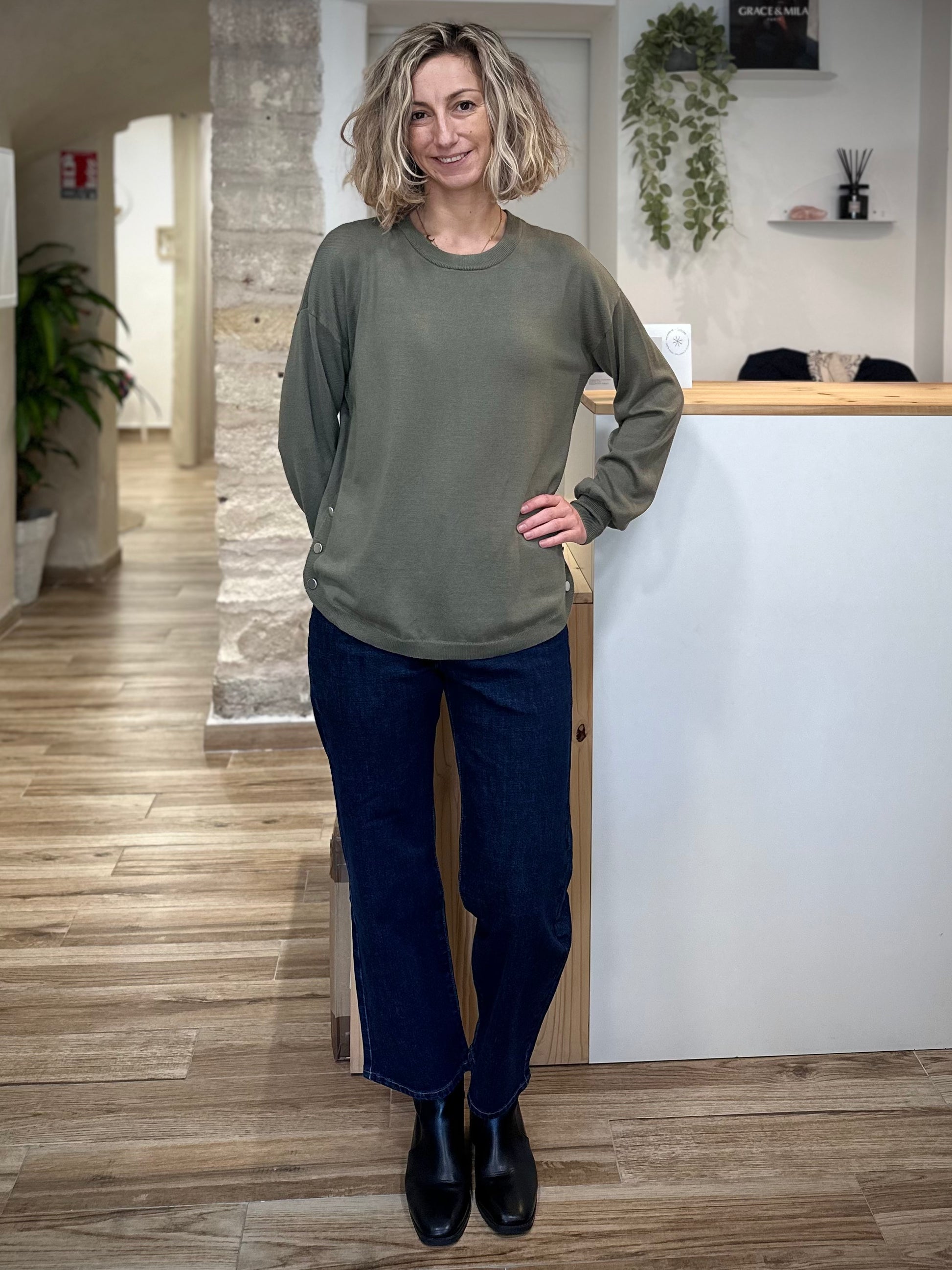 Look casual chic avec pull kaki et jean brut