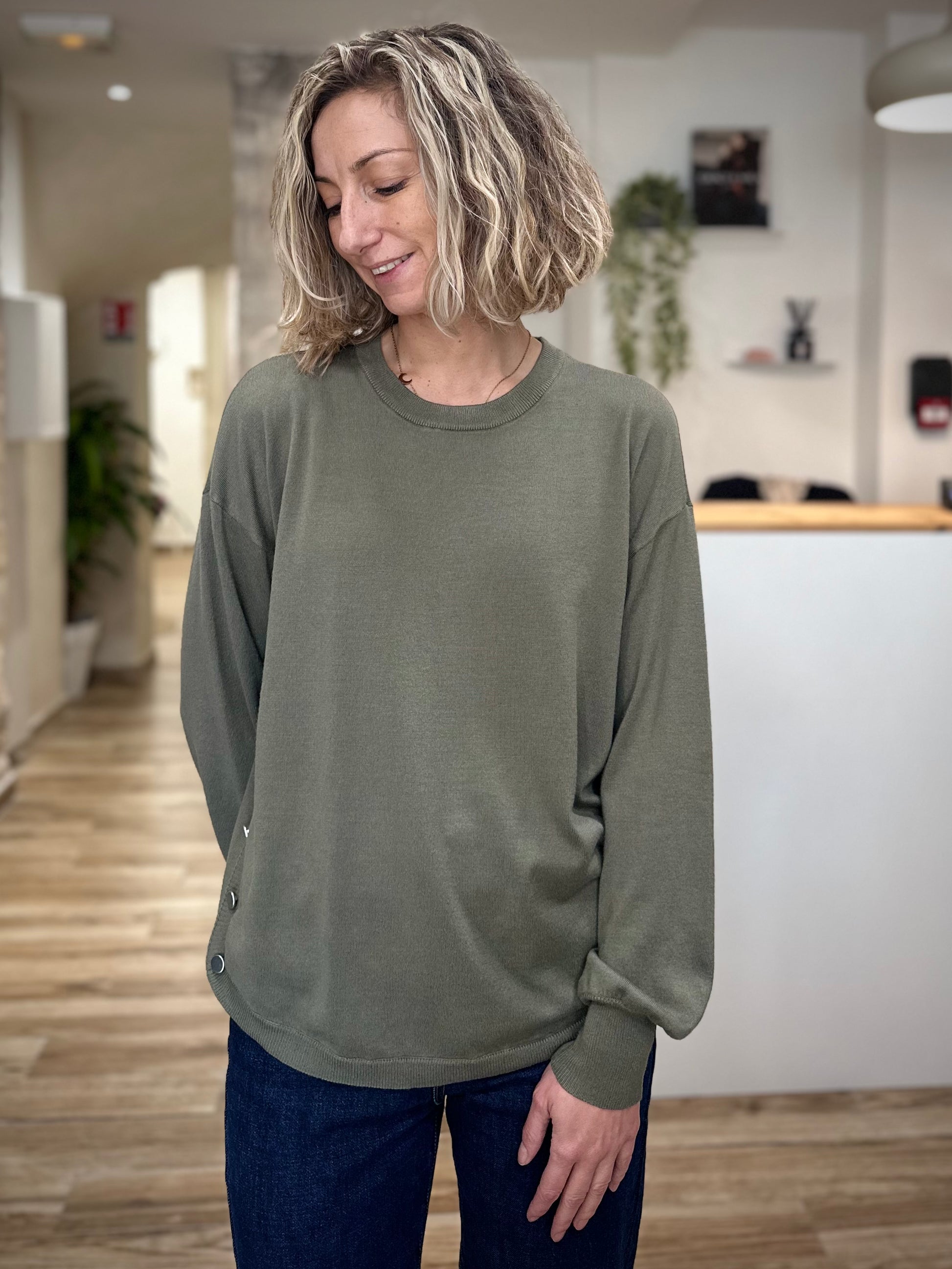 Pull doux et fluide couleur kaki pour femme
