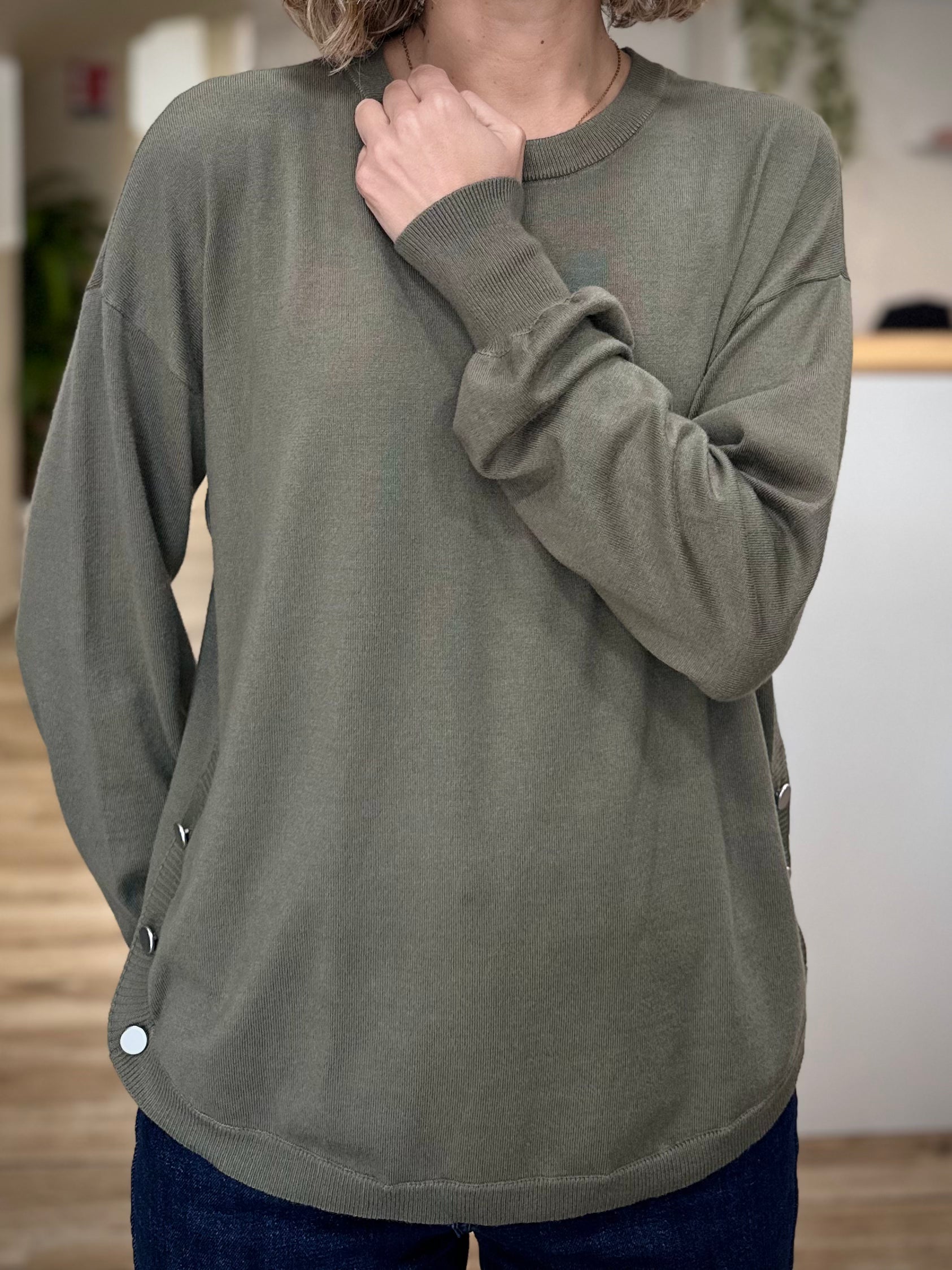 Détail du pull en maille kaki fluide pour femme