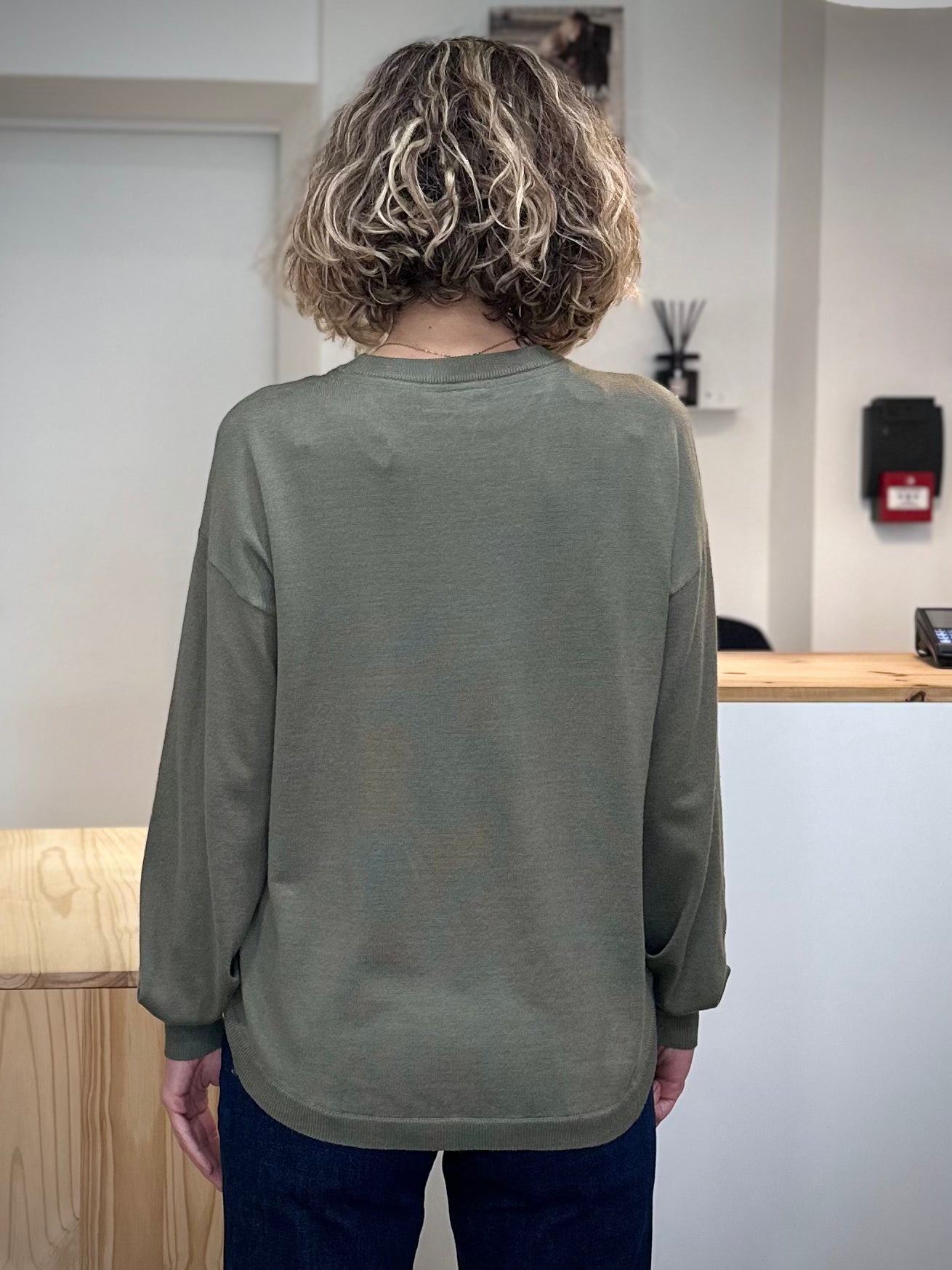 Pull femme coupe droite longueur hanches de dos