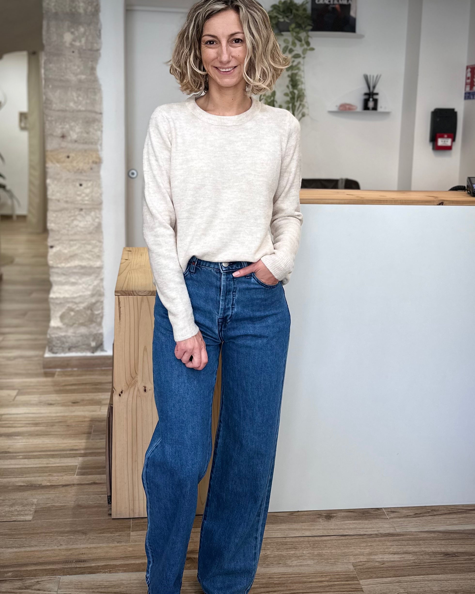 Silhouette complète en jean et pull beige