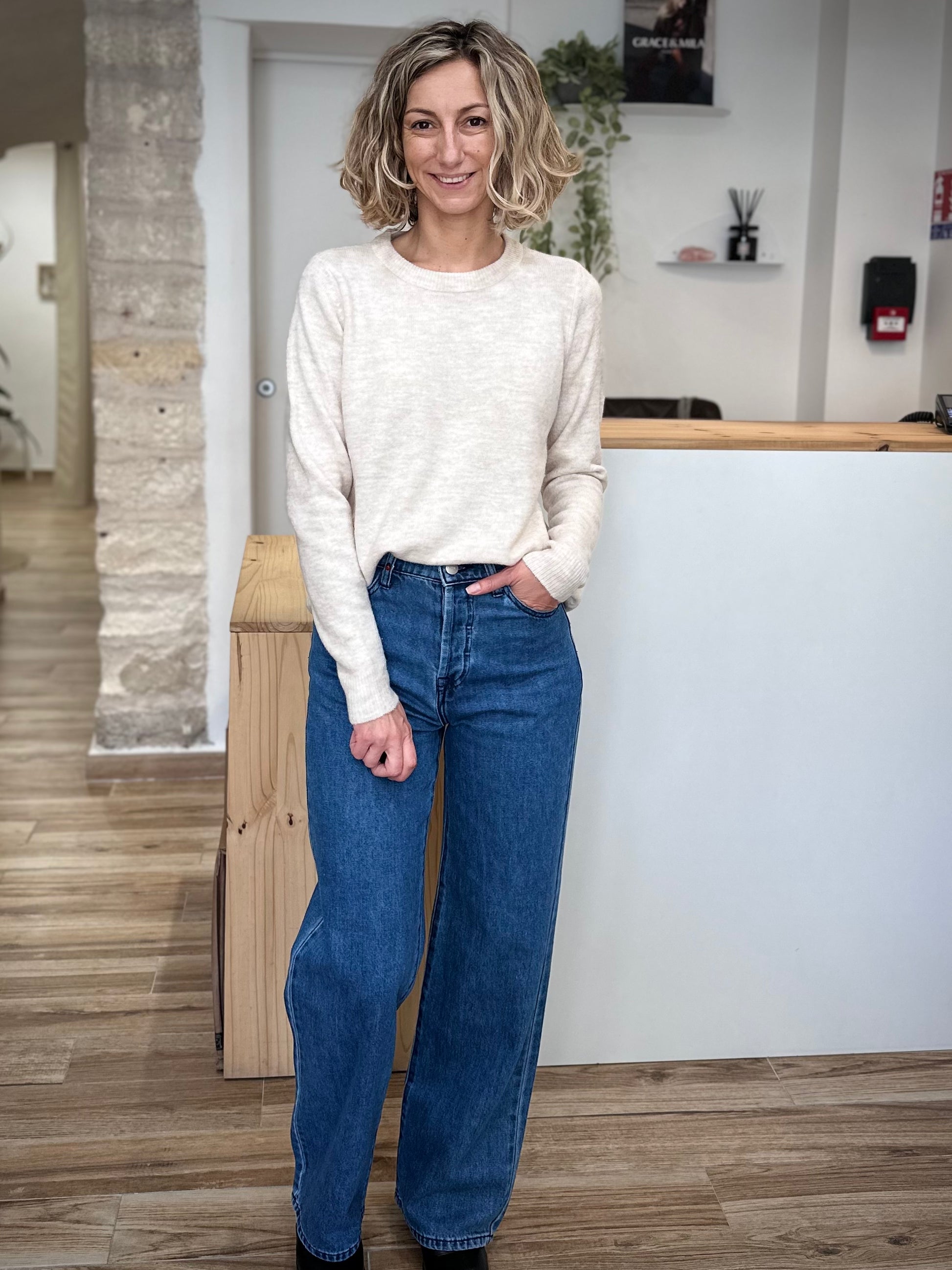 Silhouette complète en jean et pull beige