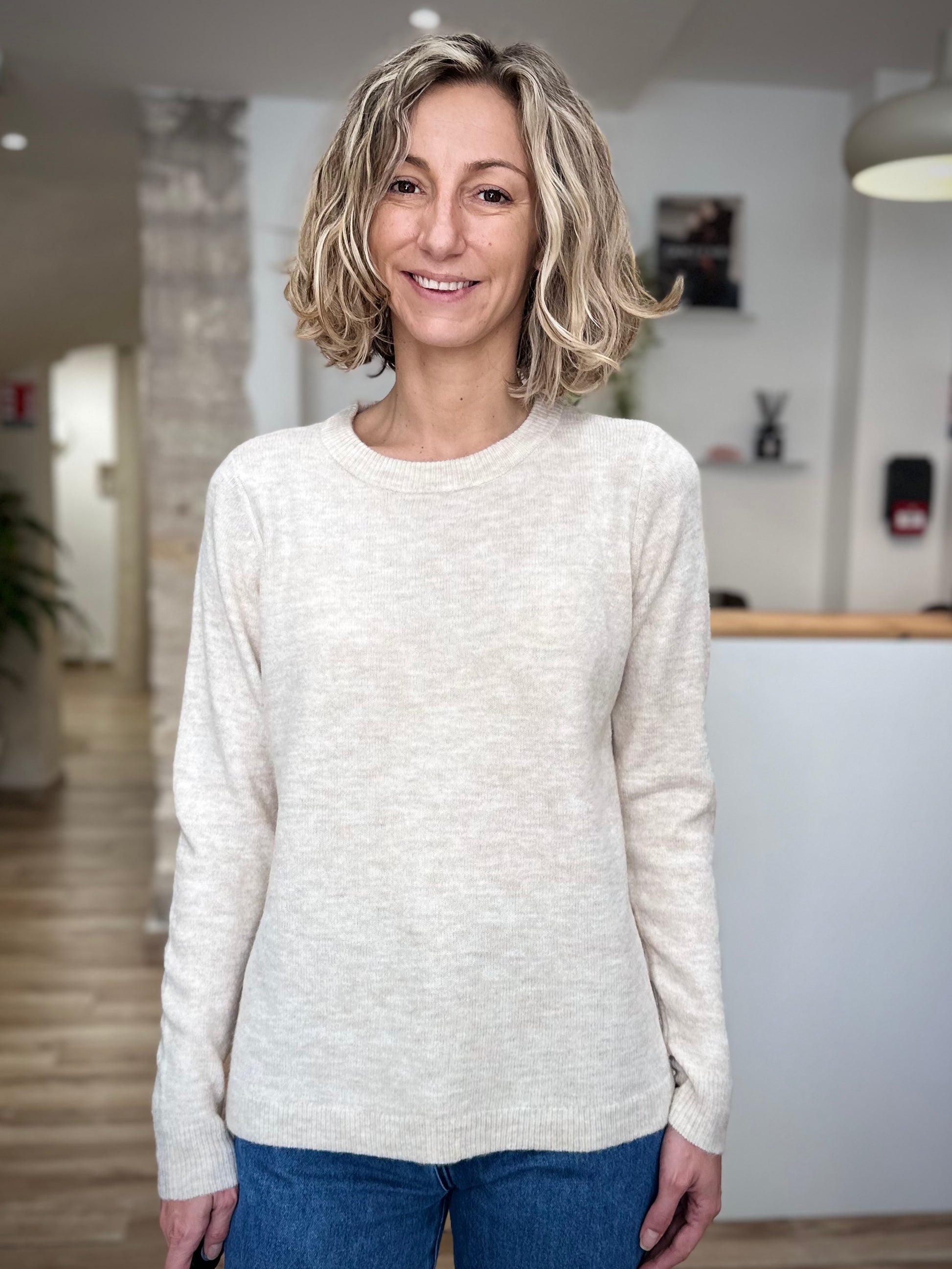 Vue de face du pull beige ELLIS sur mannequin