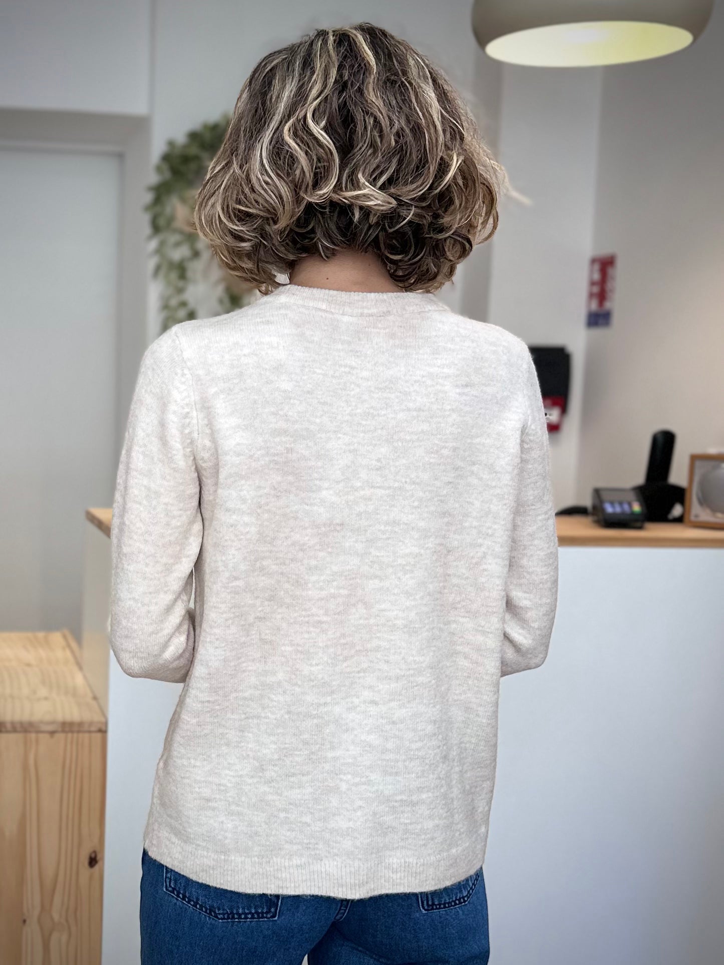 Vue arrière du pull beige
