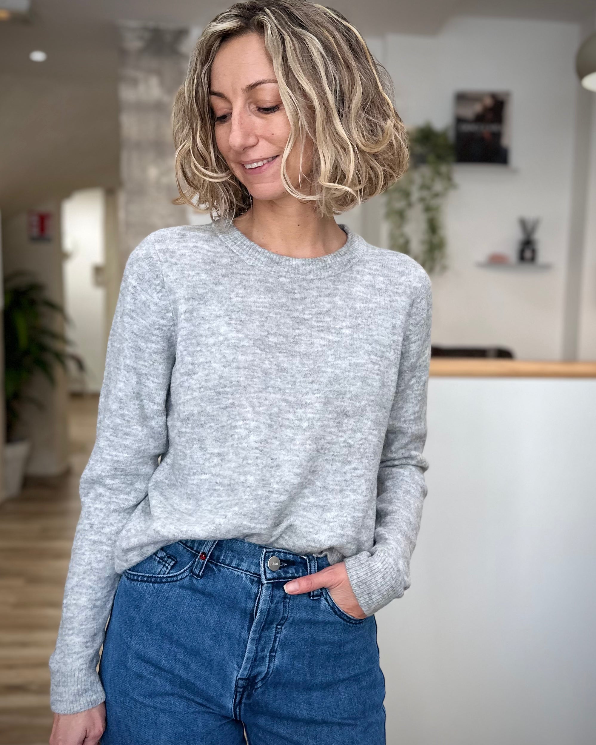 Vue de face du pull gris ELLIS à manches longues