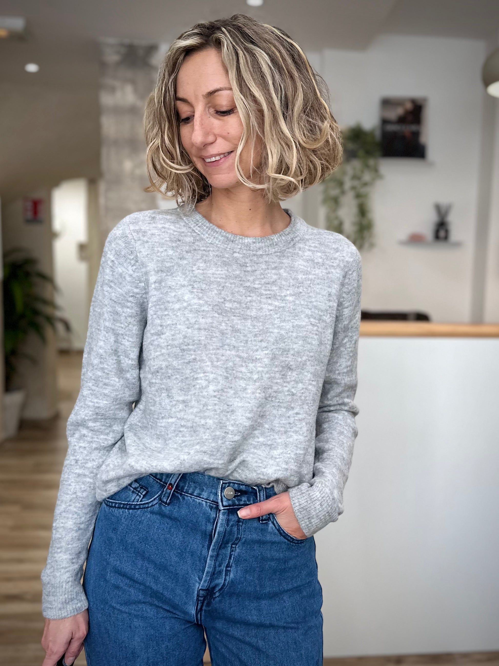 Vue de face du pull gris ELLIS à manches longues