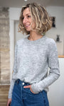 Silhouette casual chic en pull gris chiné