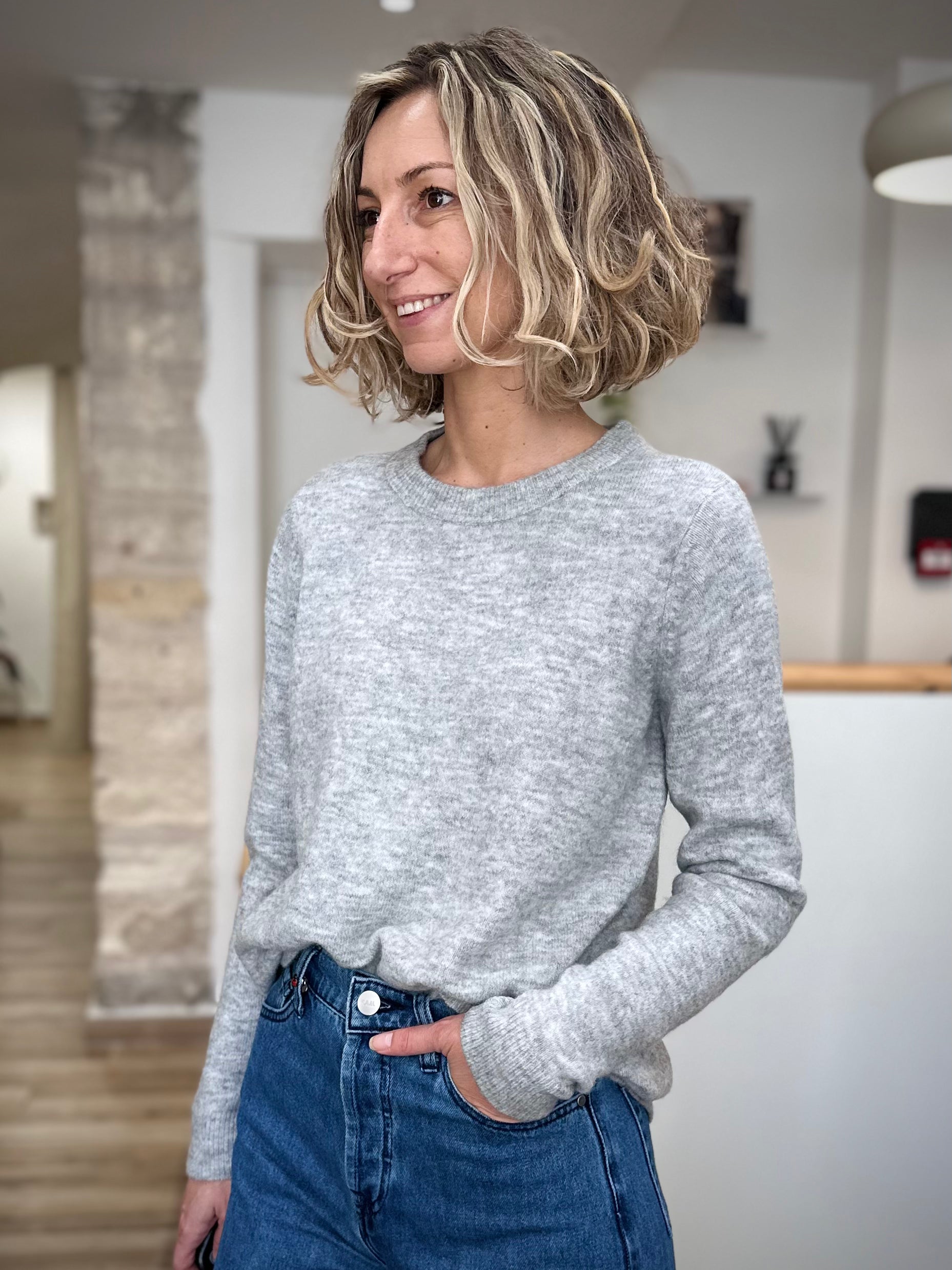 Silhouette casual chic en pull gris chiné