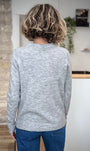 Vue de dos pull gris mi-long pour femme casual chic