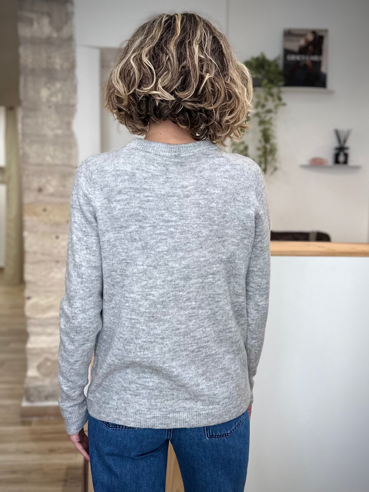 Vue de dos pull gris mi-long pour femme casual chic