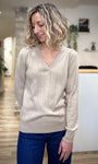 Femme portant un pull beige col V coupe droite