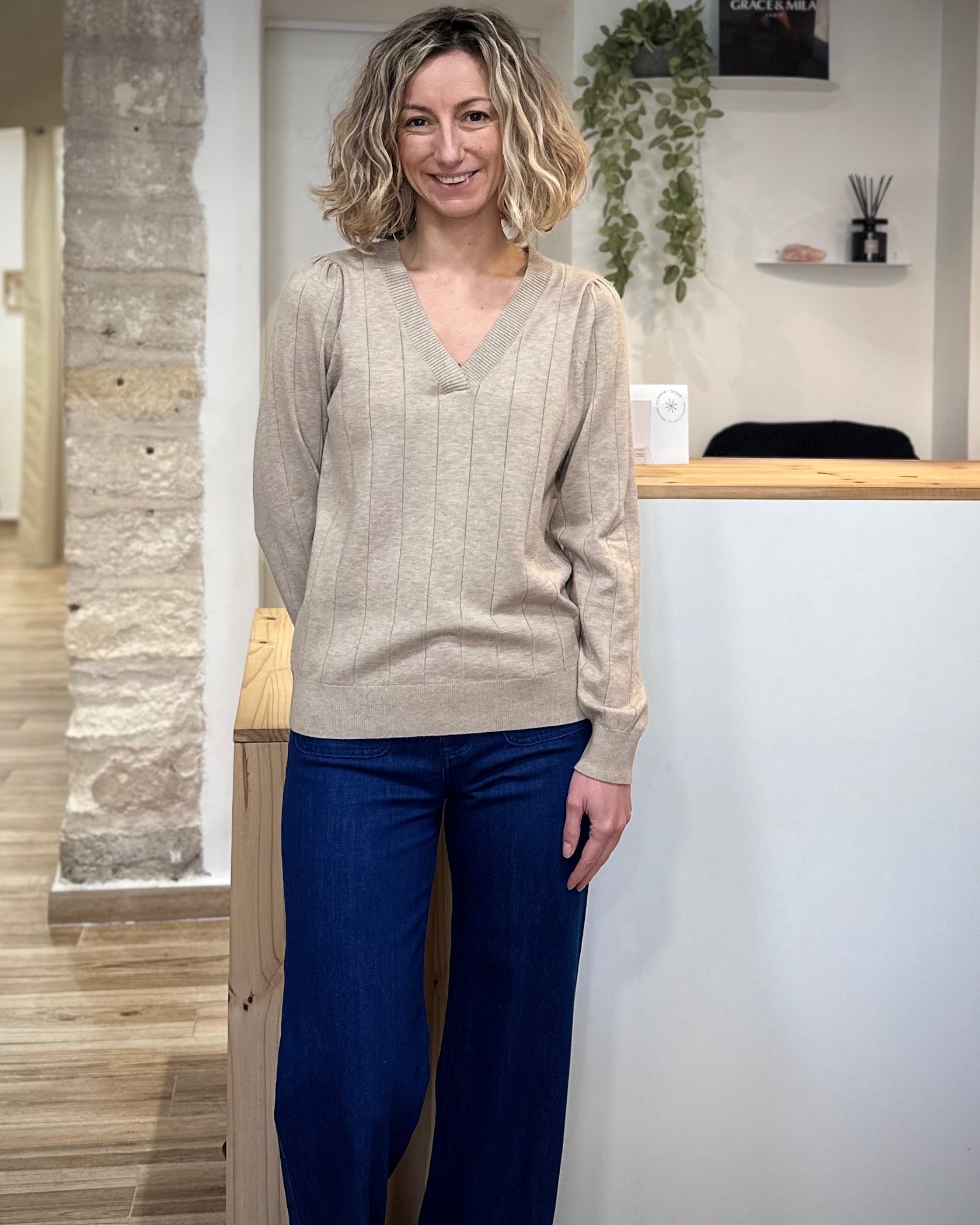 Pull beige femme look casual chic